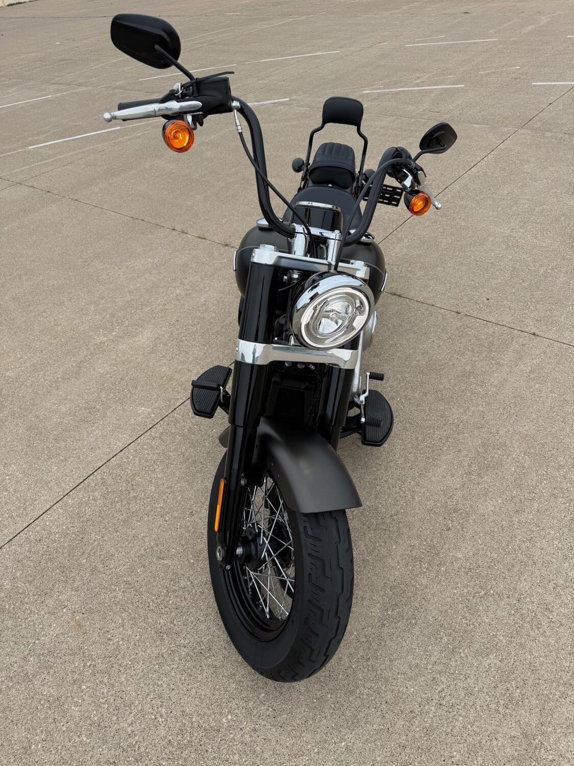 2021 Harley-Davidson® Softail Slim® River Rock Gray Denim/Black Denim, photo 3