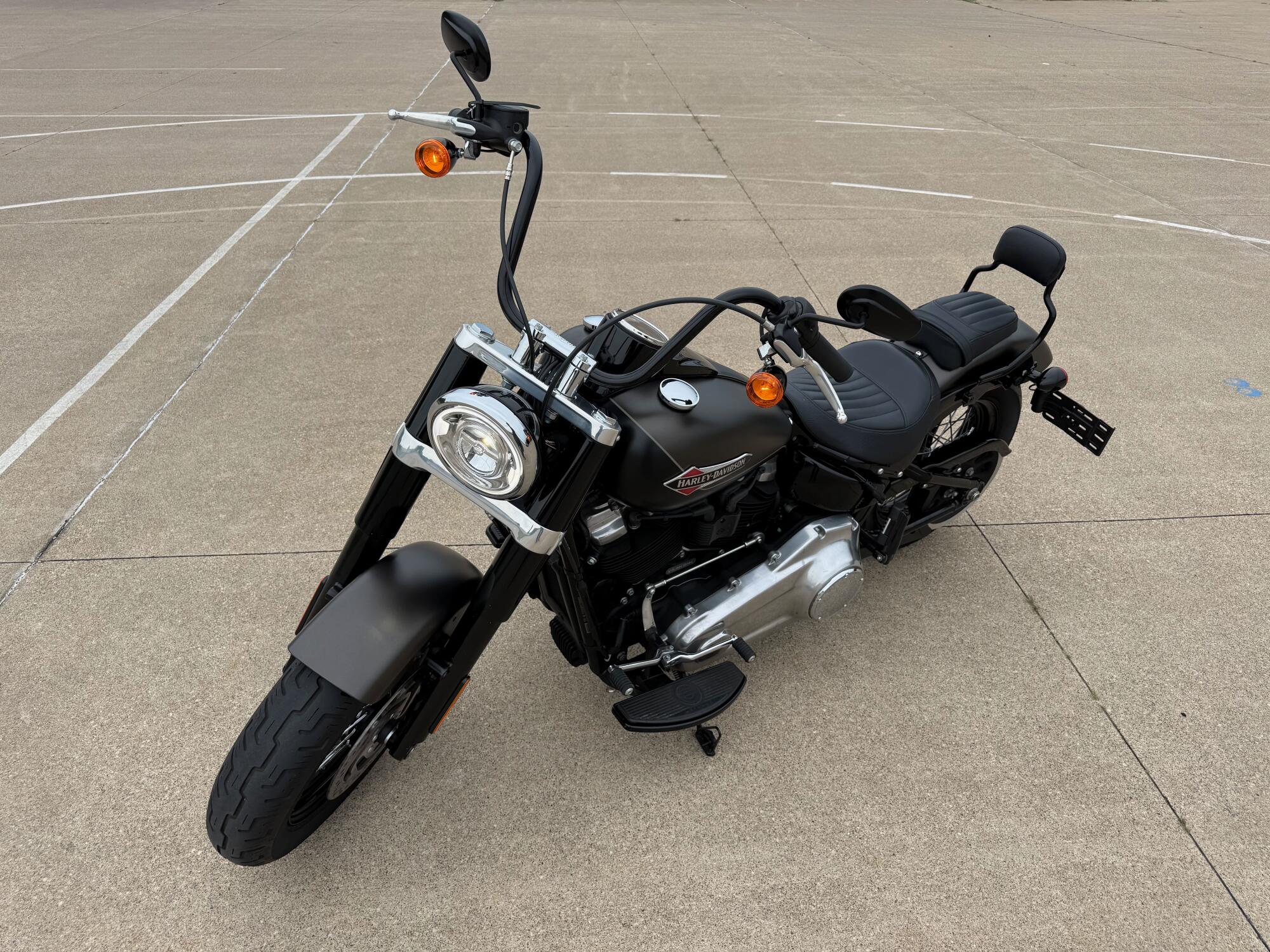 2021 Harley-Davidson® Softail Slim® River Rock Gray Denim/Black Denim, photo 4