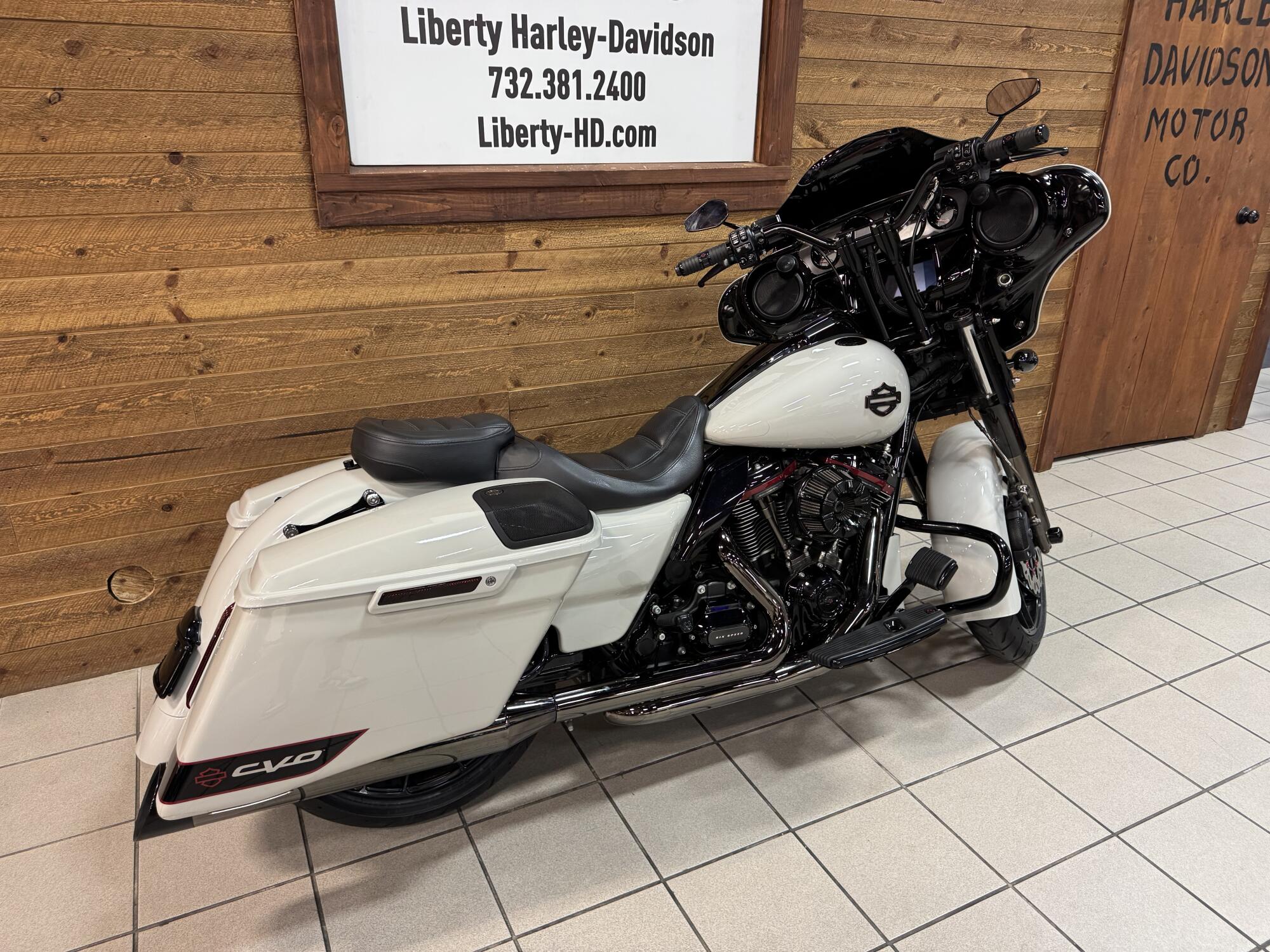 2020 Harley-Davidson® CVO™ Street Glide® Sand Dune FLHXSE, photo 8