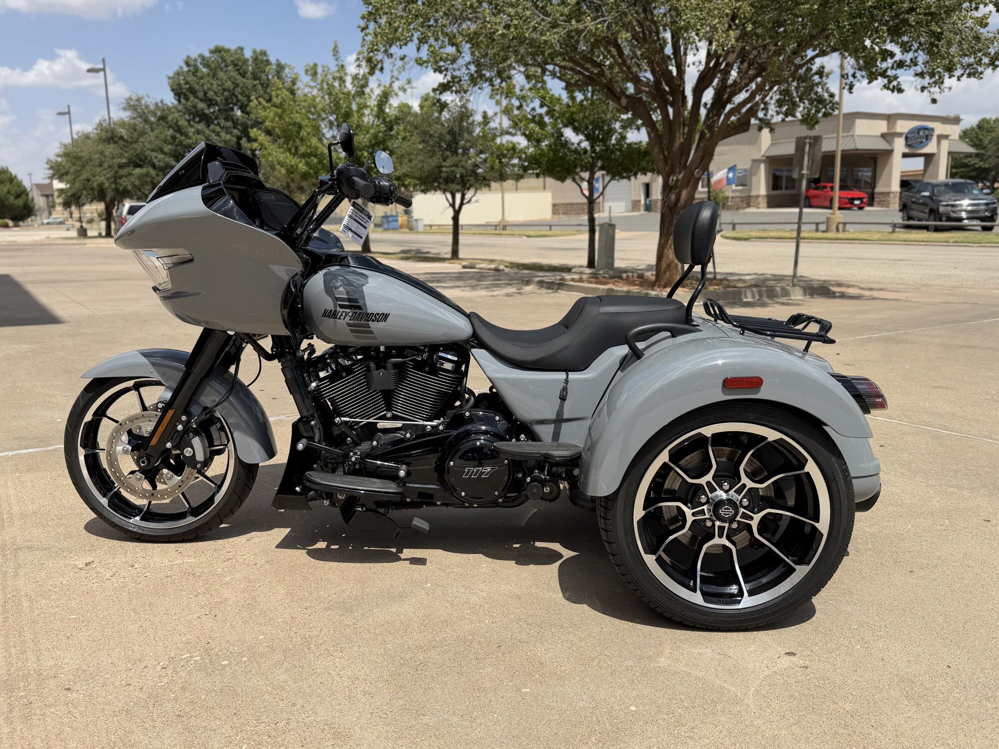 2026 Harley-Davidson® Road Glide 3 Dark Billiard Gray, photo 5