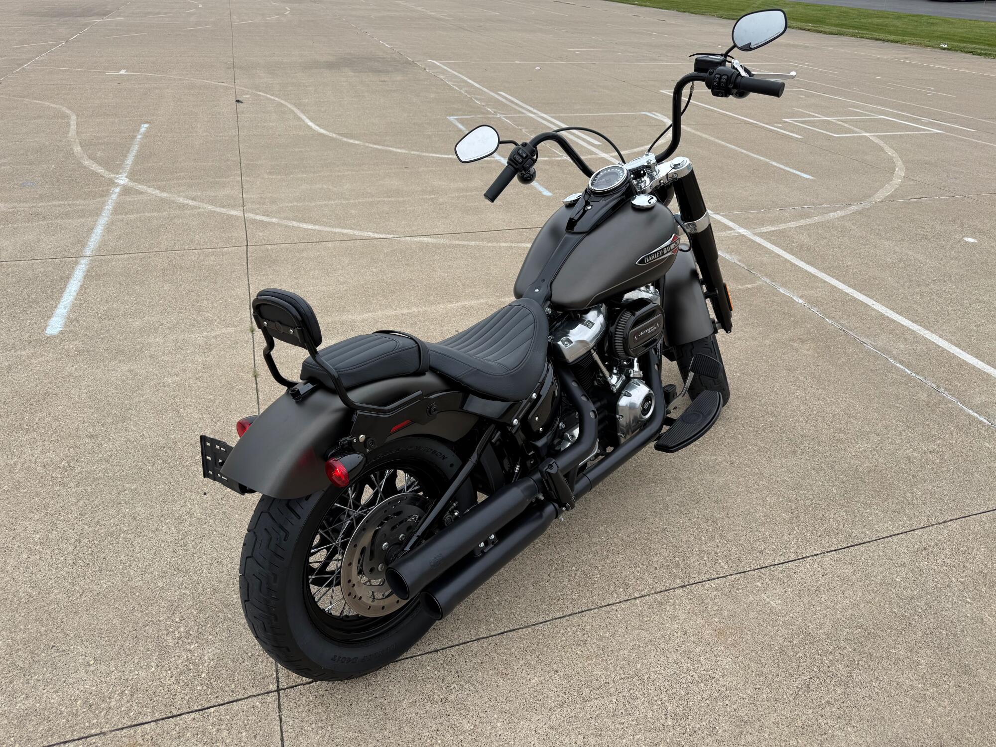 2021 Harley-Davidson® Softail Slim® River Rock Gray Denim/Black Denim, photo 8