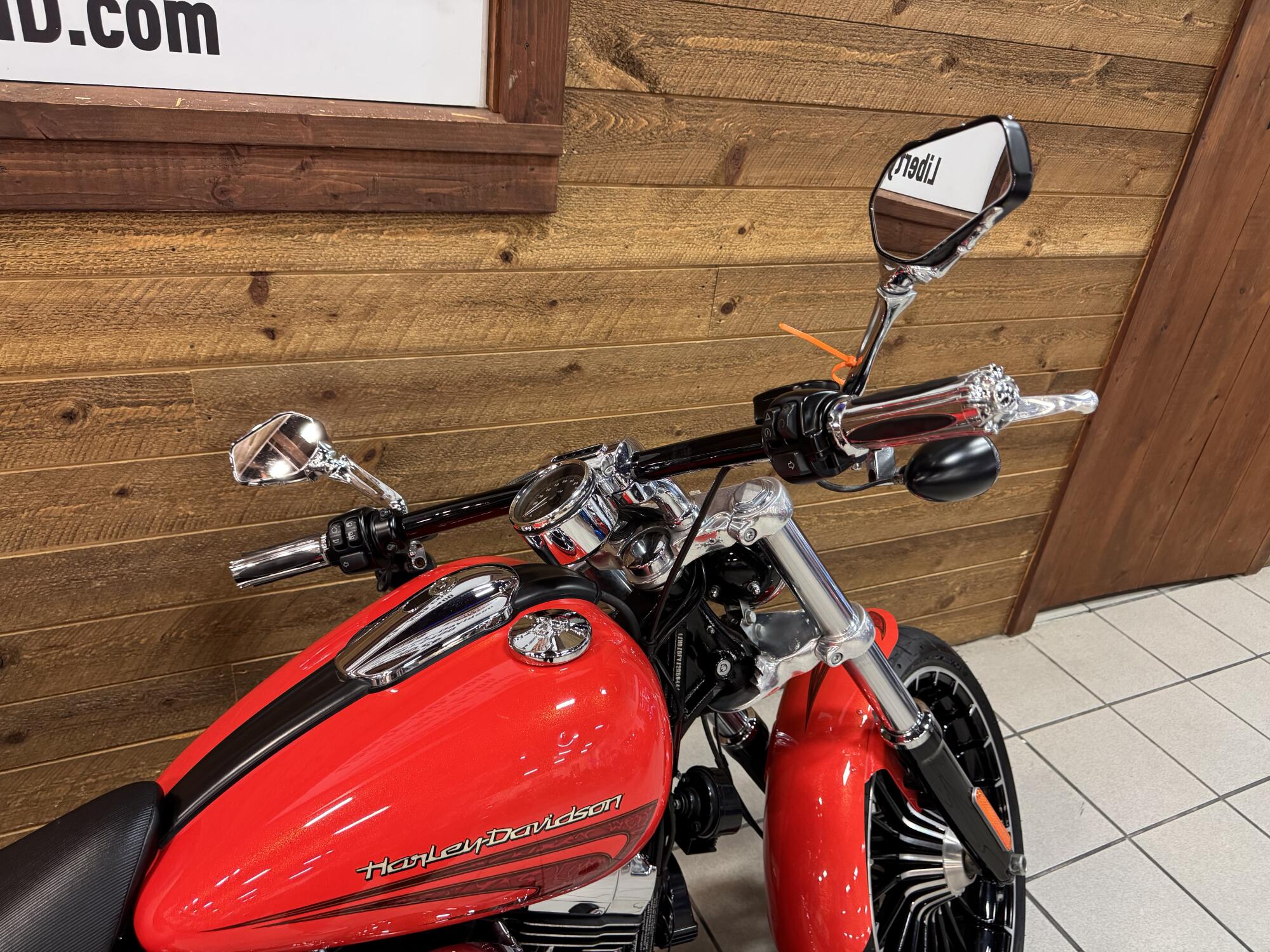 2017 Harley-Davidson® Breakout® Custom Colour Laguna Orange FXSB, photo 6