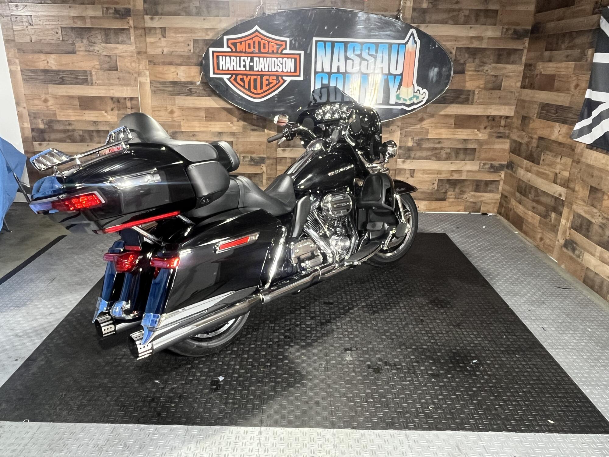 2019 Harley-Davidson® Ultra Limited Vivid Black, photo 8