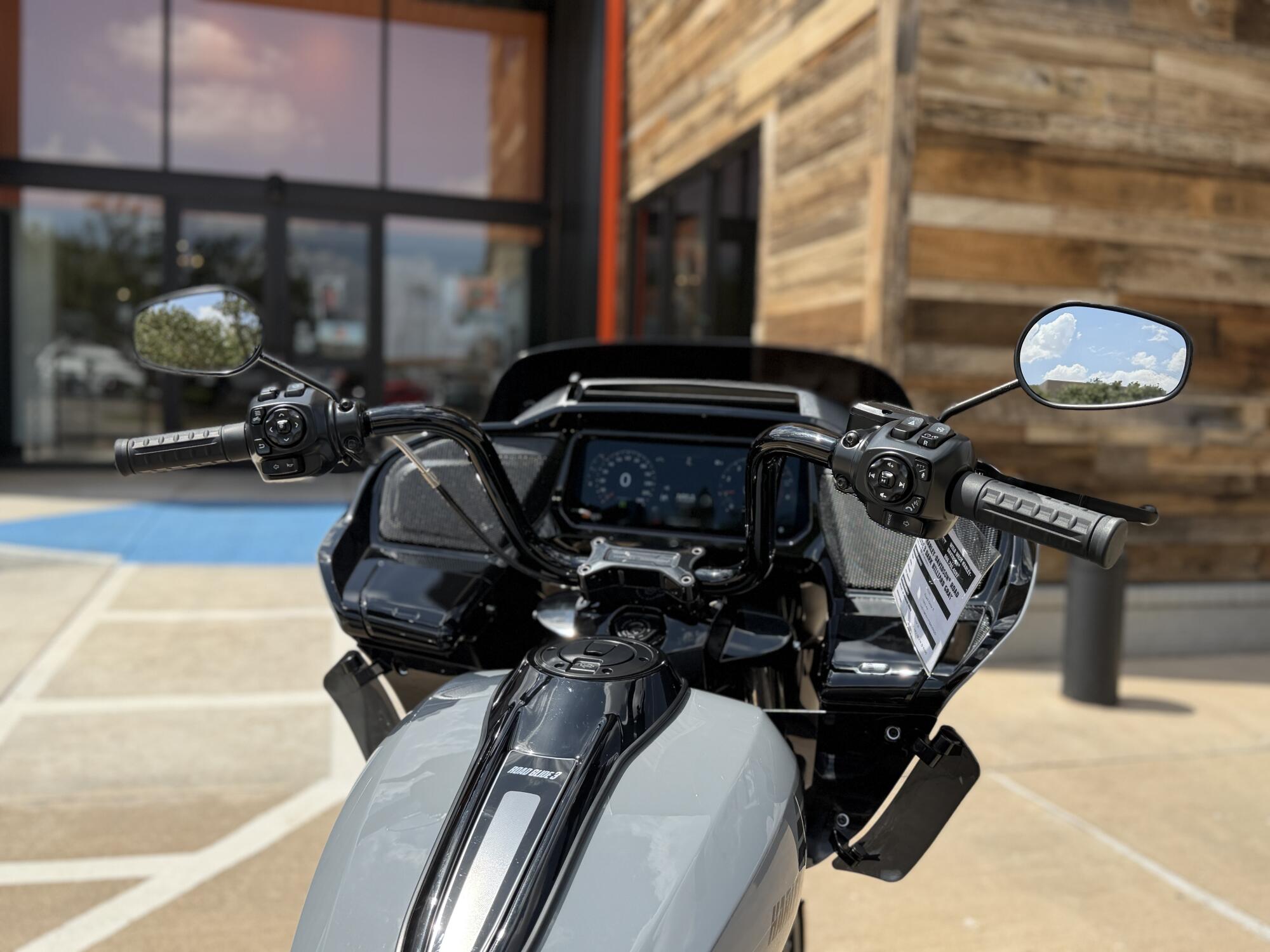 2026 Harley-Davidson® Road Glide 3 Dark Billiard Gray, photo 10
