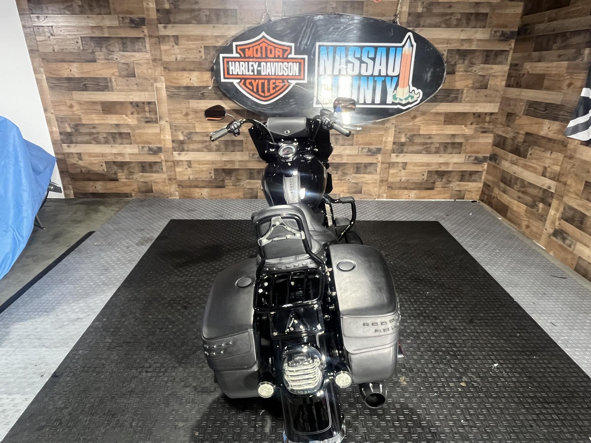 2022 Harley-Davidson® Heritage Classic 114 Vivid Black (Black Finish w/Cast Wheels), photo 7