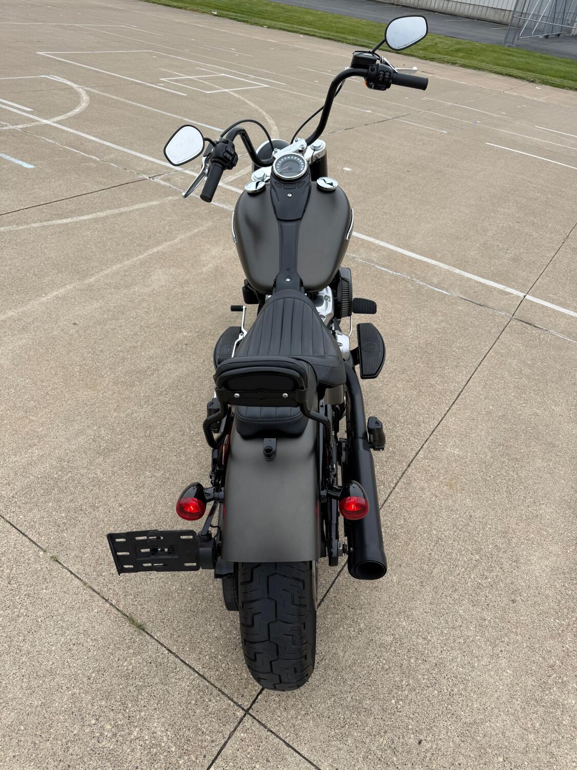 2021 Harley-Davidson® Softail Slim® River Rock Gray Denim/Black Denim, photo 7