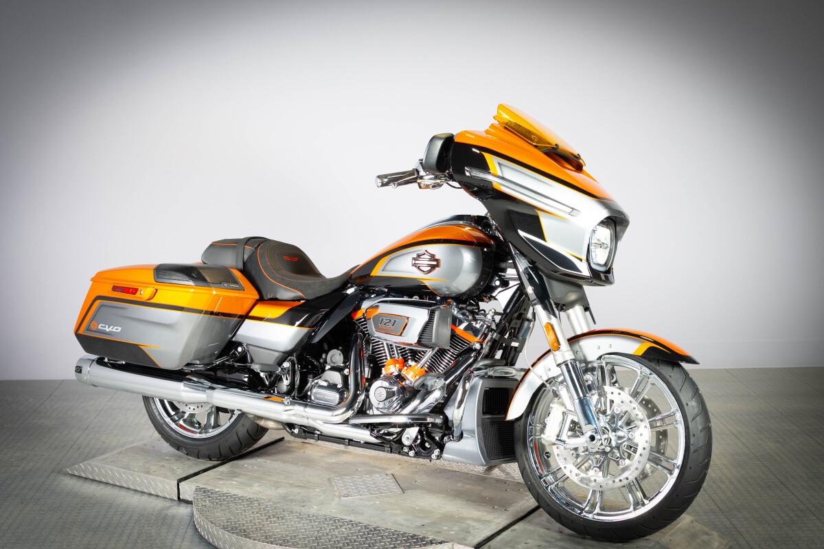 2026 Harley-Davidson® CVO Street Glide FLHXSE, photo 2