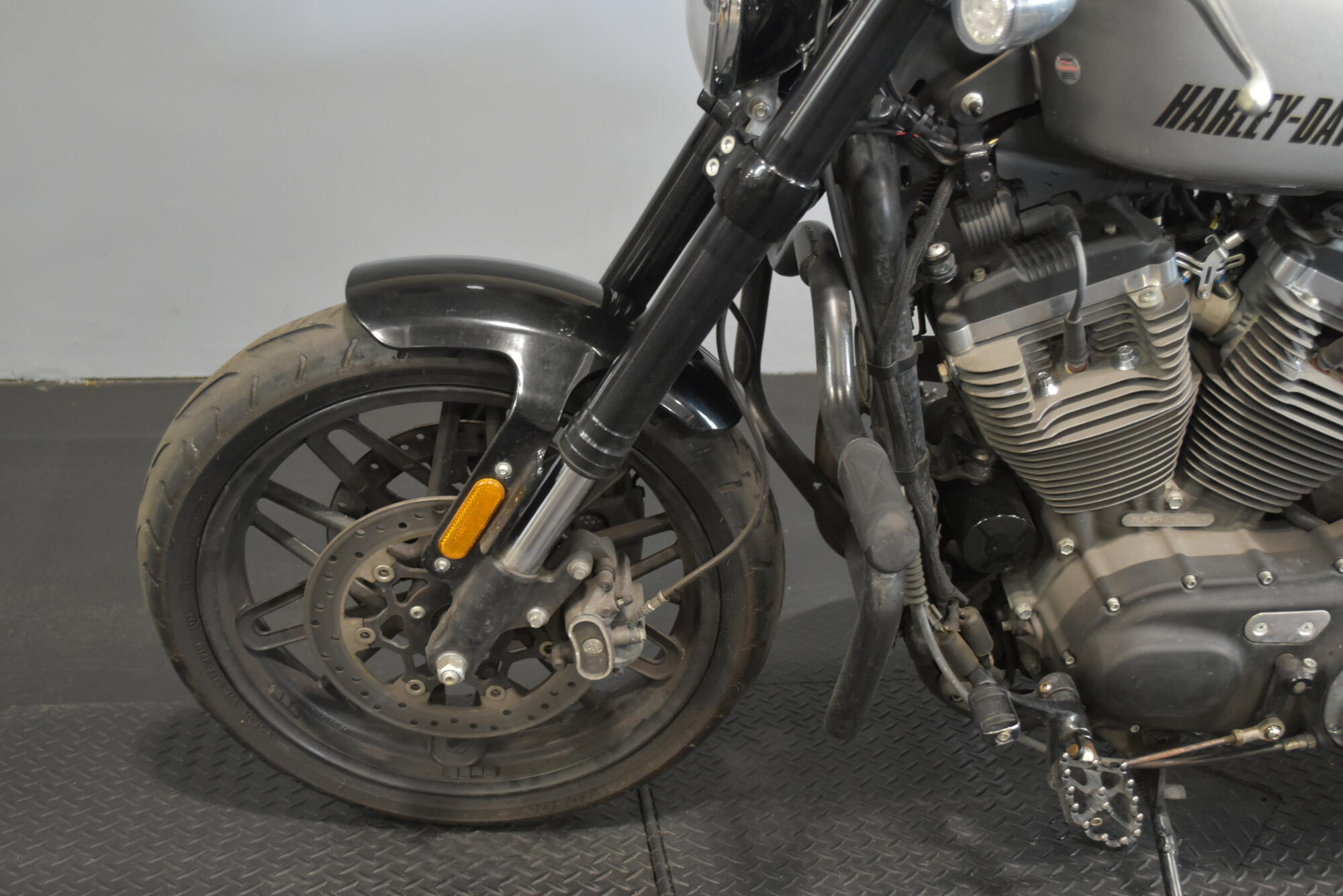 2017 Harley-Davidson® Roadster™ Two-Tone Billet Silver/Vivid Black, photo 12