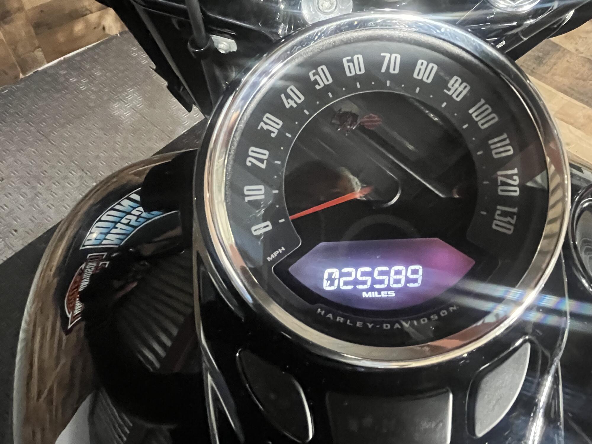 2022 Harley-Davidson® Heritage Classic 114 Vivid Black (Black Finish w/Cast Wheels), photo 9