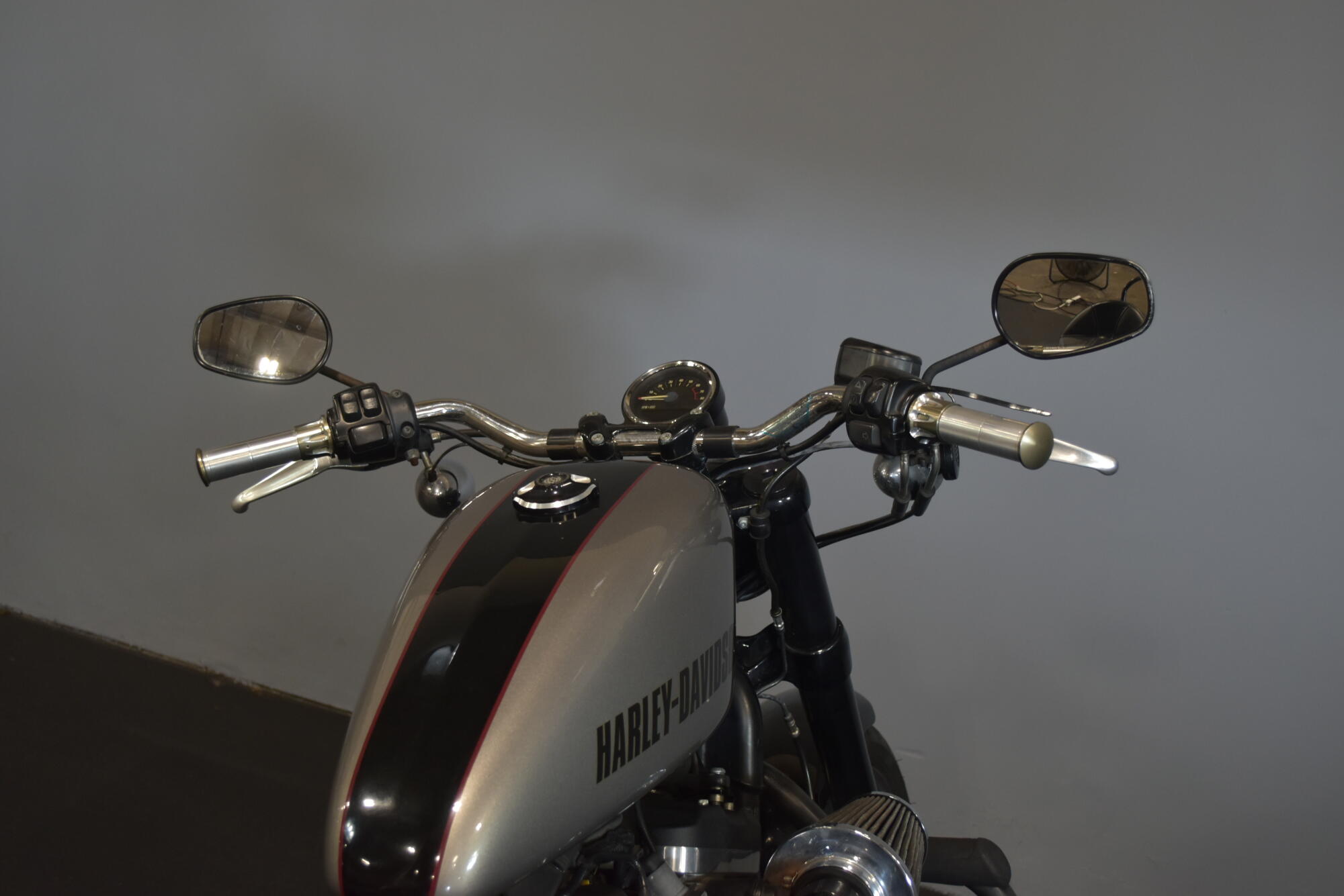 2017 Harley-Davidson® Roadster™ Two-Tone Billet Silver/Vivid Black, photo 15