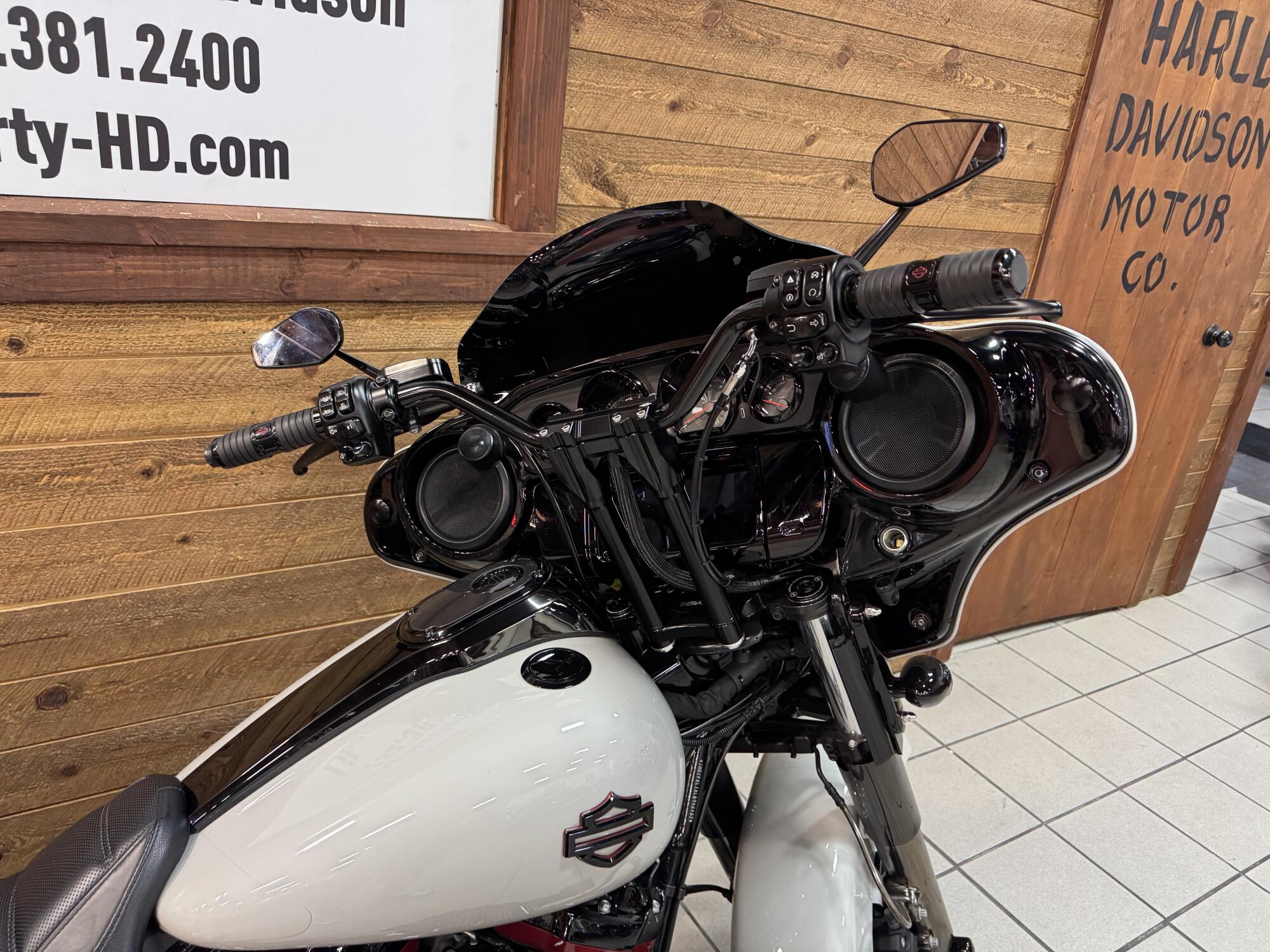 2020 Harley-Davidson® CVO™ Street Glide® Sand Dune FLHXSE, photo 6