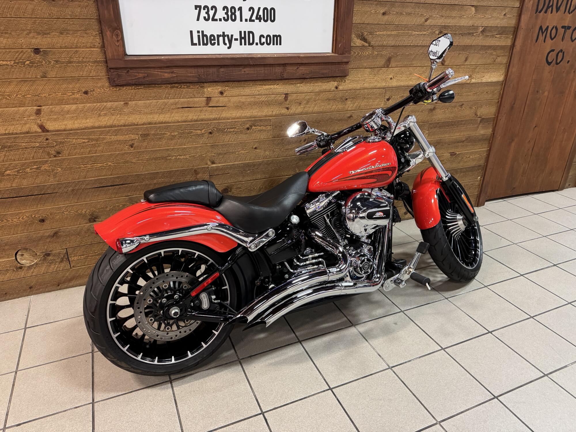 2017 Harley-Davidson® Breakout® Custom Colour Laguna Orange FXSB, photo 8
