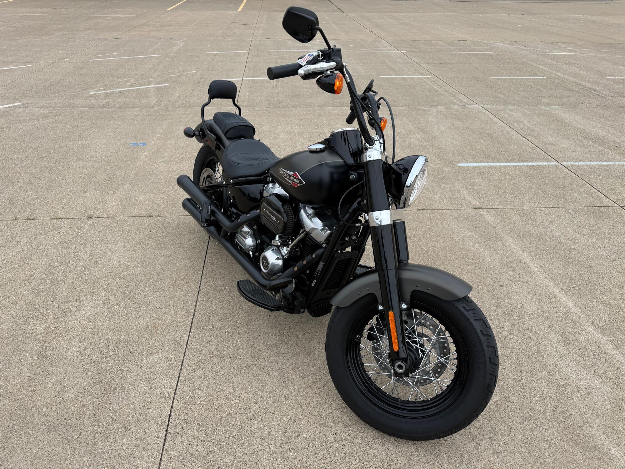 2021 Harley-Davidson® Softail Slim® River Rock Gray Denim/Black Denim, photo 2