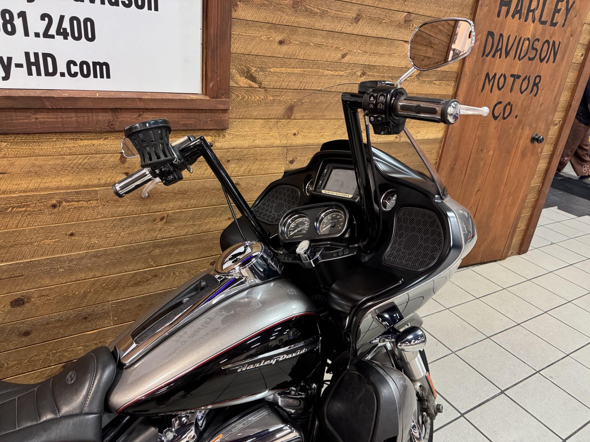 2017 Harley-Davidson® Road Glide® Ultra Two-Tone Billet Silver/Vivid Black FLTRU, photo 6