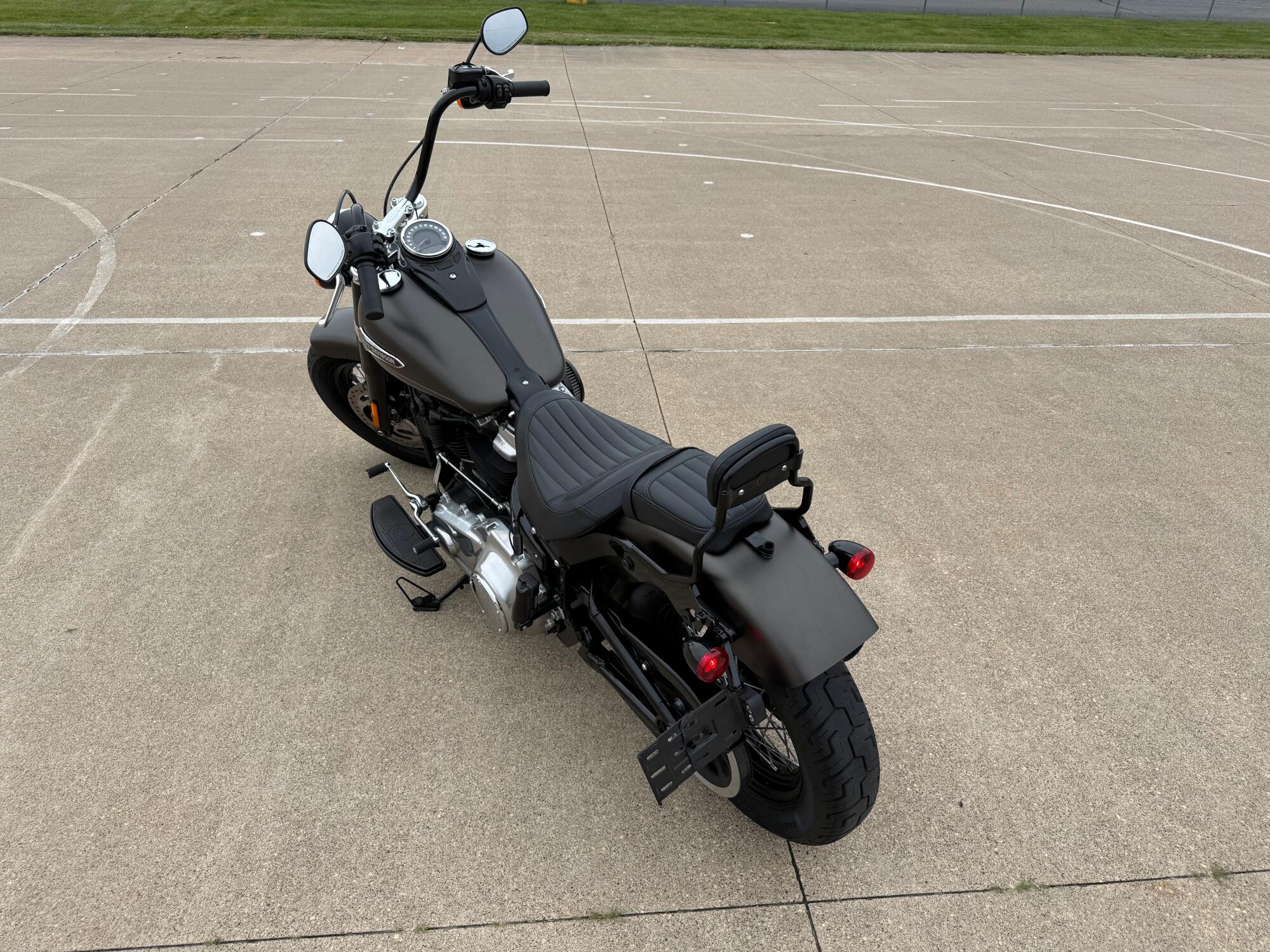 2021 Harley-Davidson® Softail Slim® River Rock Gray Denim/Black Denim, photo 6