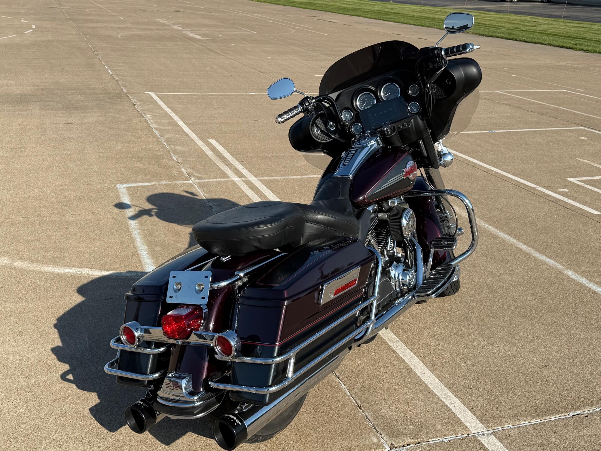 2005 Harley-Davidson® Electra Glide® Classic Two-Tone Black Cherry Pearl and Black Pearl, photo 8
