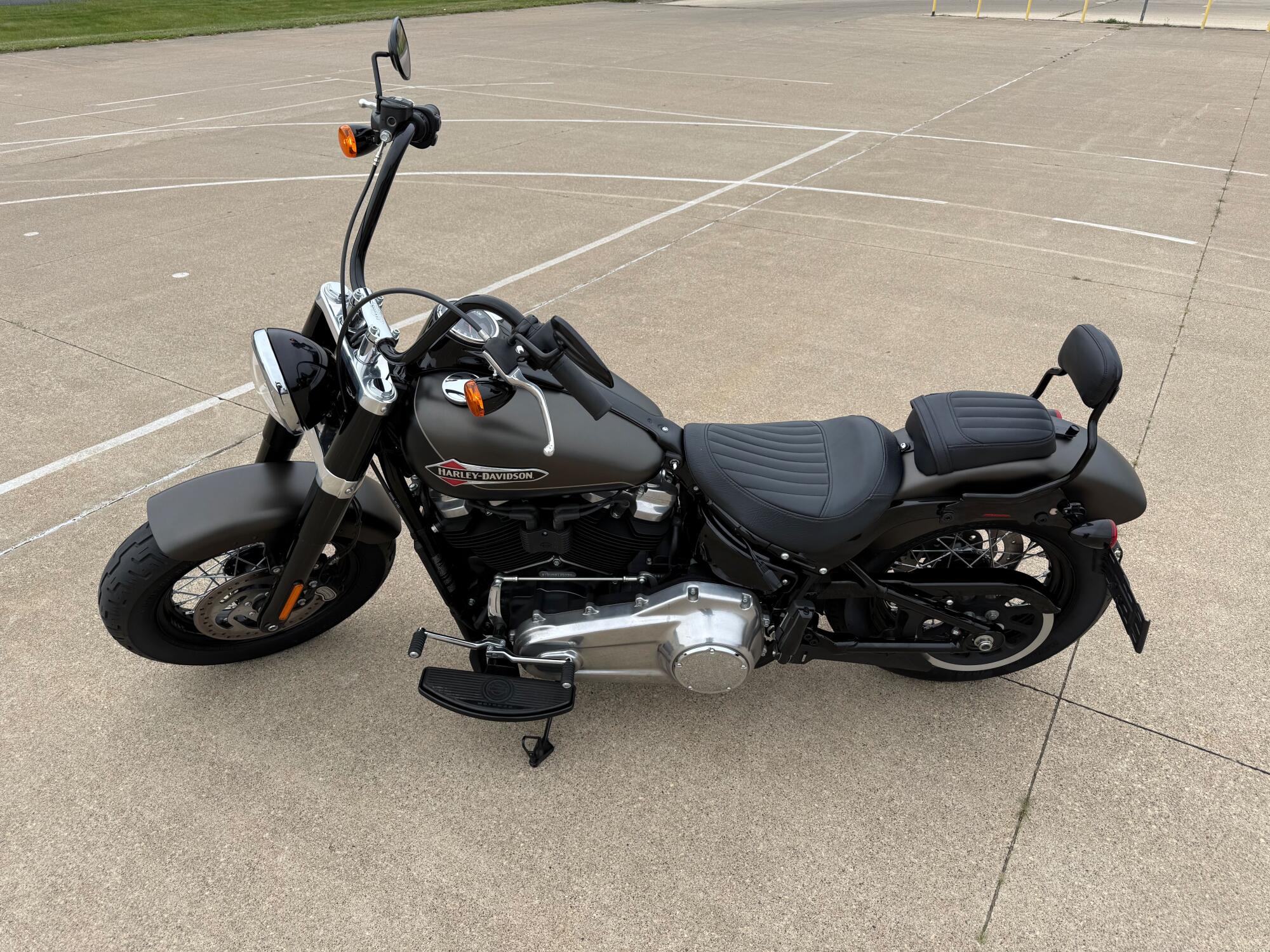 2021 Harley-Davidson® Softail Slim® River Rock Gray Denim/Black Denim, photo 5