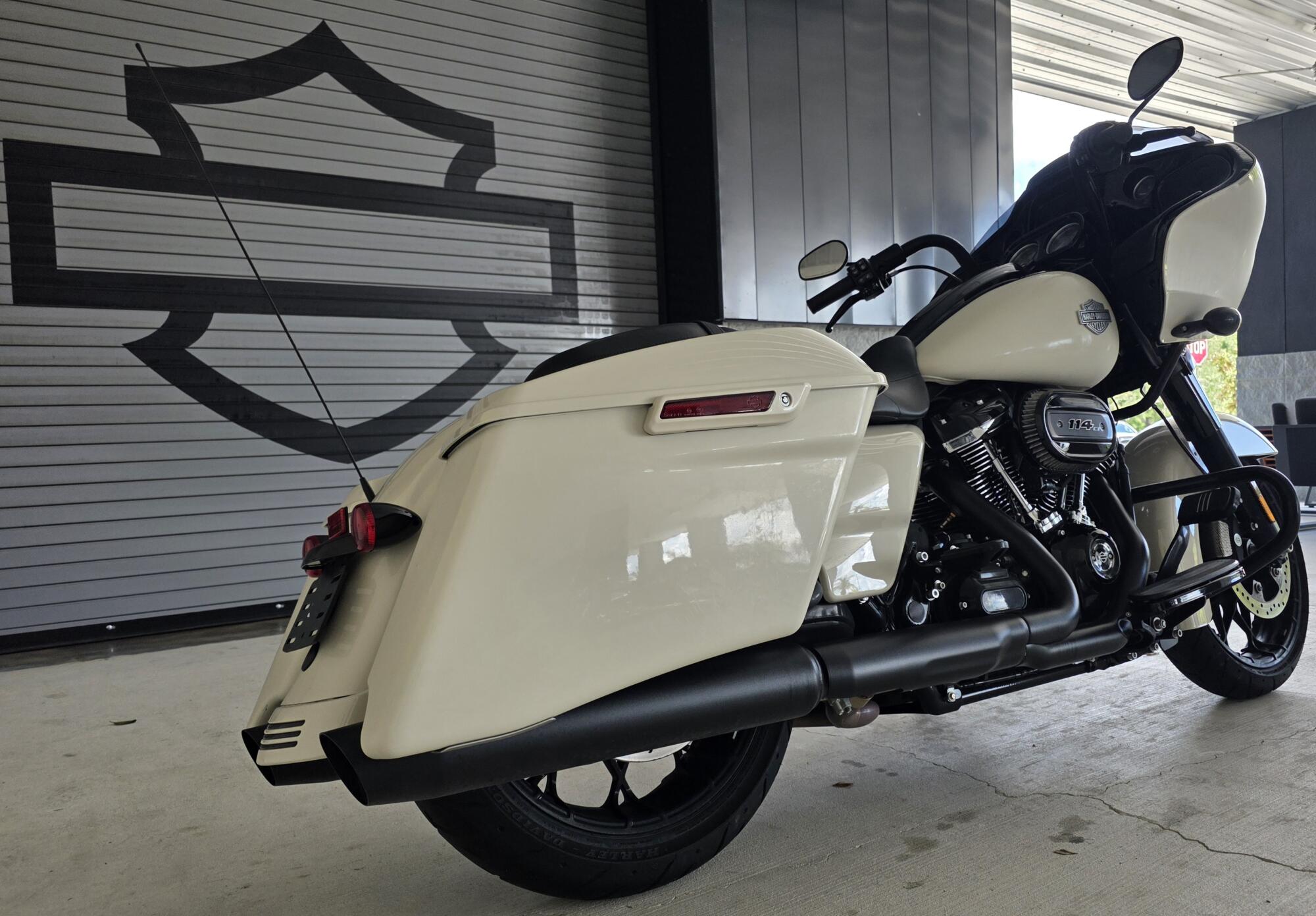2022 Harley-Davidson® Road Glide® Special White Sand Pearl - Black Finish, photo 8