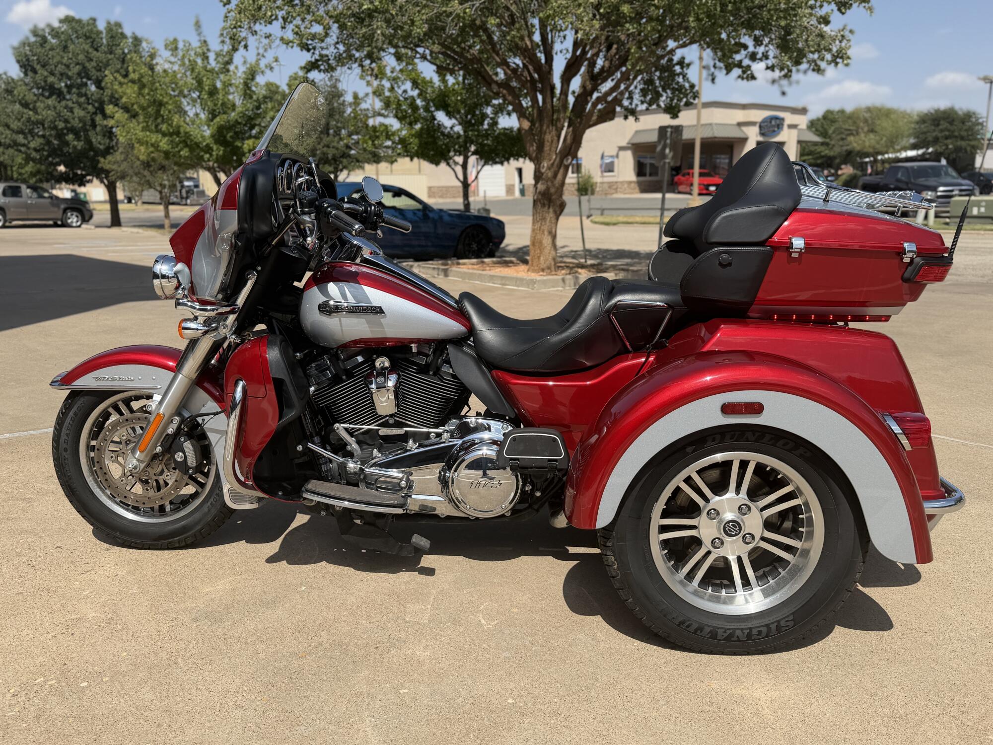 2019 Harley-Davidson® Tri Glide® Ultra Wicked Red/Barracuda Silver, photo 5
