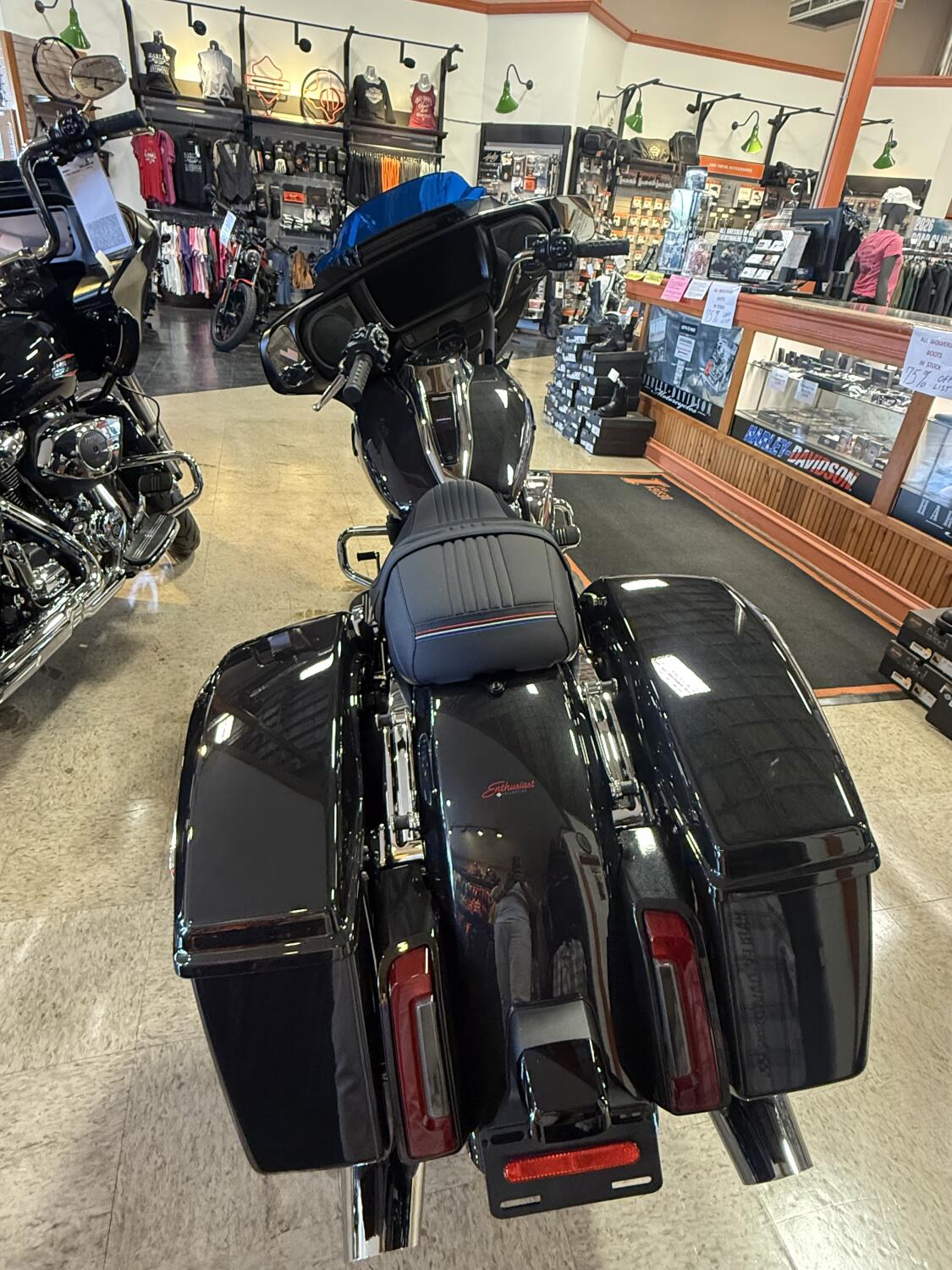 2026 Harley-Davidson® Street Glide® Midnight Ember Chrome Trim, photo 2