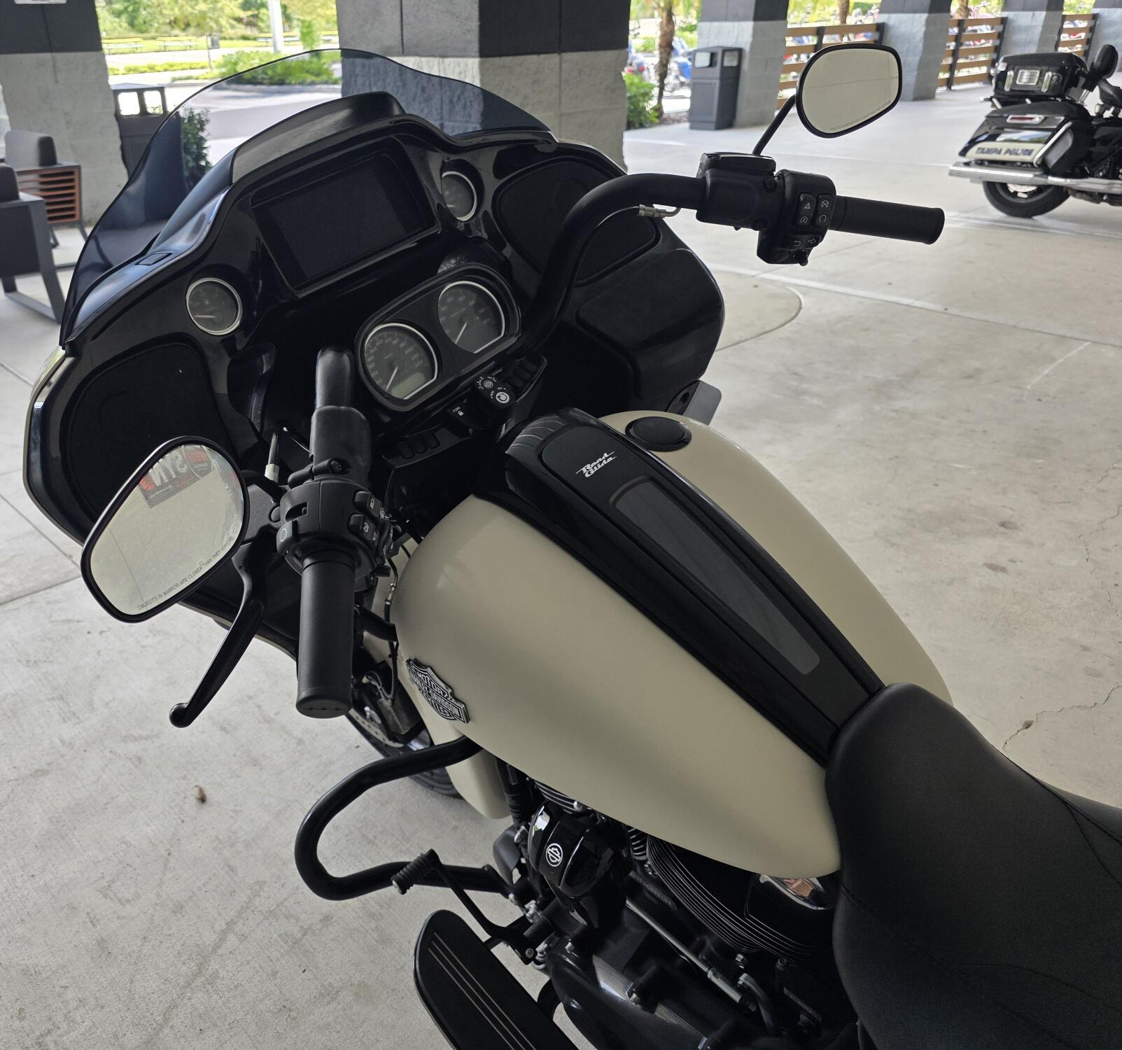 2022 Harley-Davidson® Road Glide® Special White Sand Pearl - Black Finish, photo 12