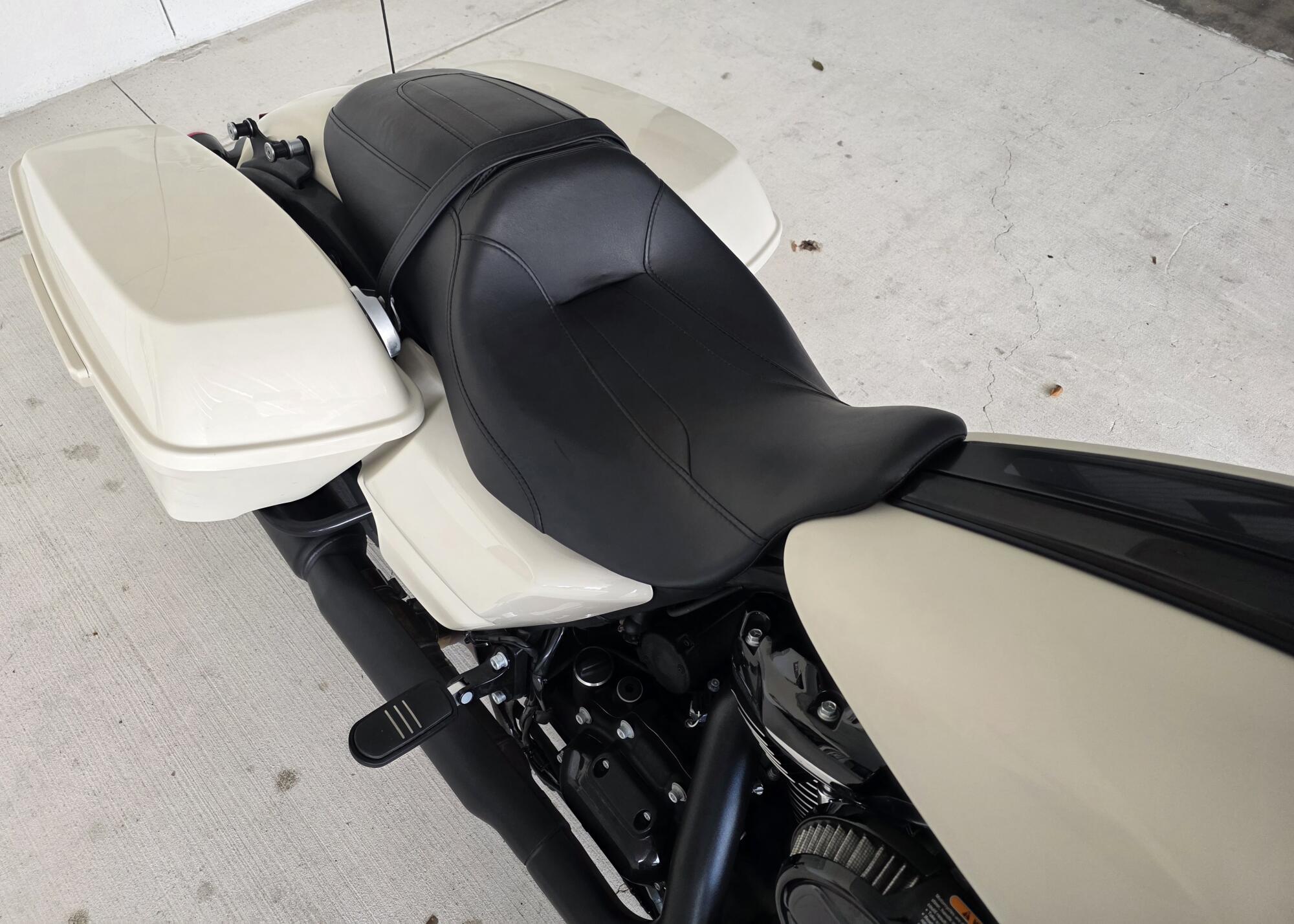 2022 Harley-Davidson® Road Glide® Special White Sand Pearl - Black Finish, photo 6