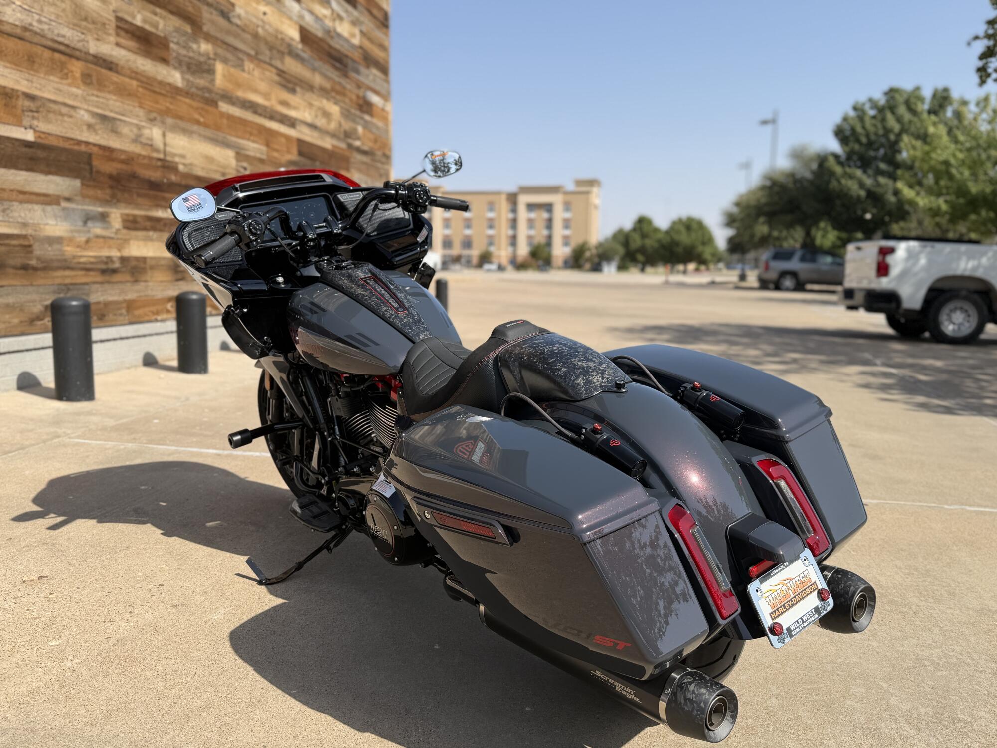 2026 Harley-Davidson® CVO Road Glide ST Inferno Gray, photo 6