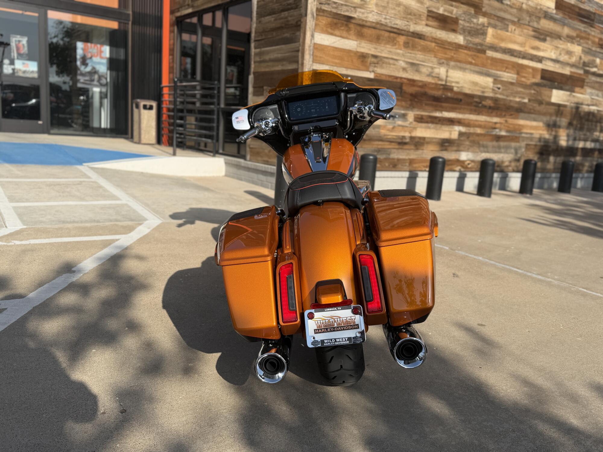 2026 Harley-Davidson® CVO Street Glide Torched Orange CVO Tri-Tone, photo 7