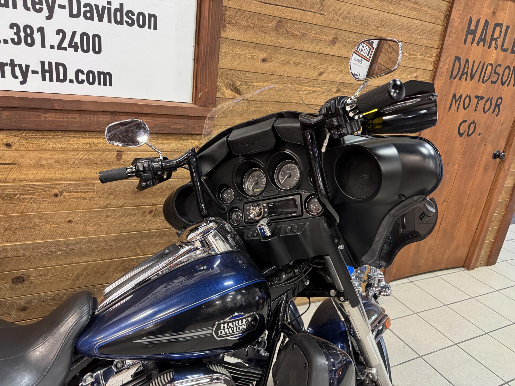 2012 Electra Glide Ultra Classic 103 Big Blue Pearl/Vivid Black FLHTCU, photo 6