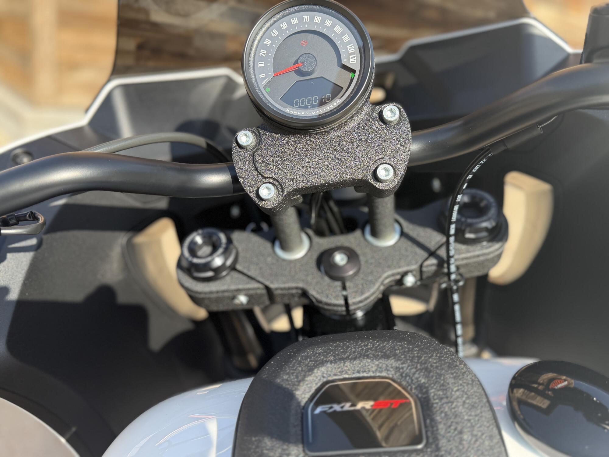 2026 Harley-Davidson® Low Rider® ST White Onyx Pearl Black Trim, photo 11