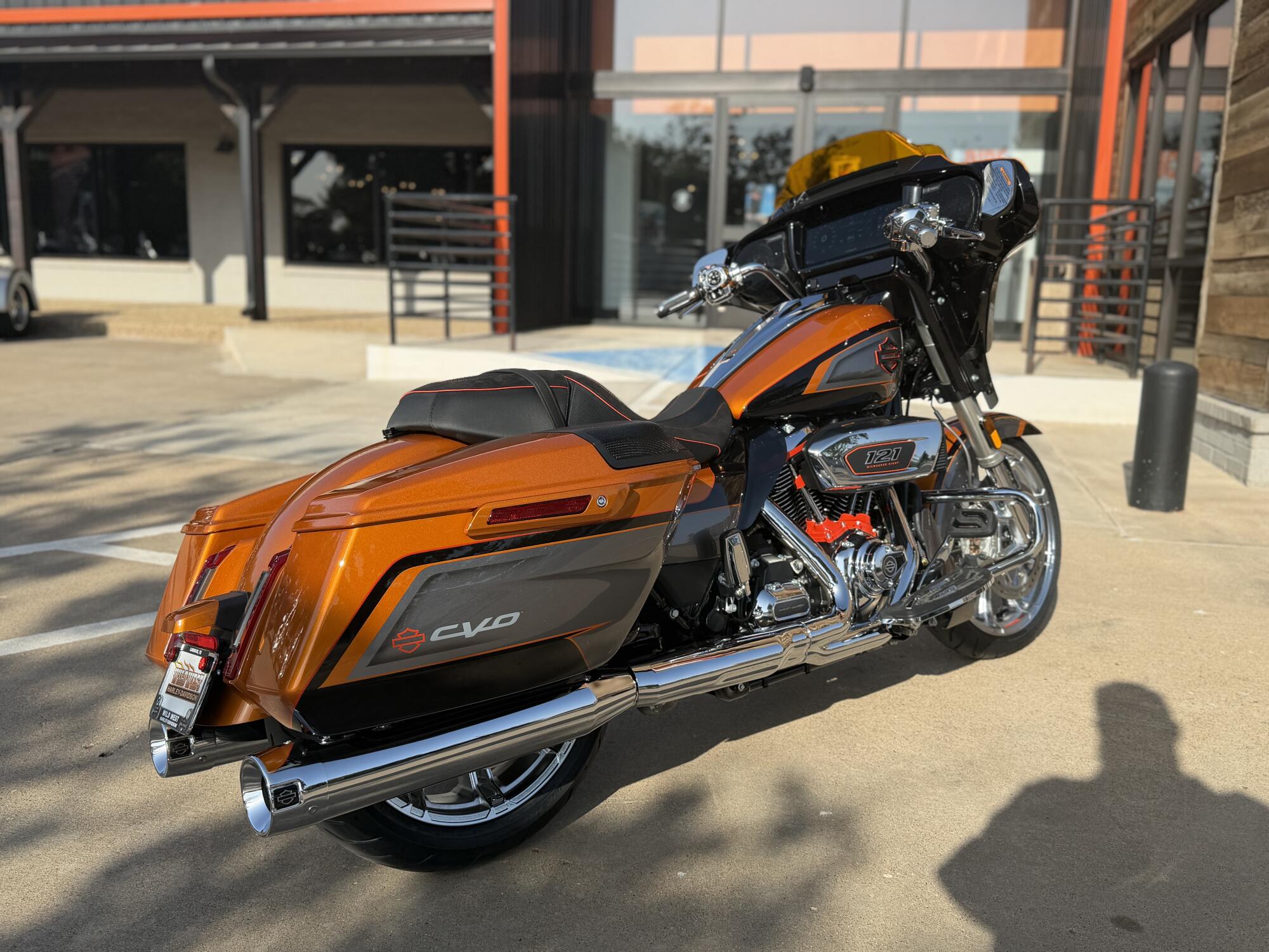 2026 Harley-Davidson® CVO Street Glide Torched Orange CVO Tri-Tone, photo 8