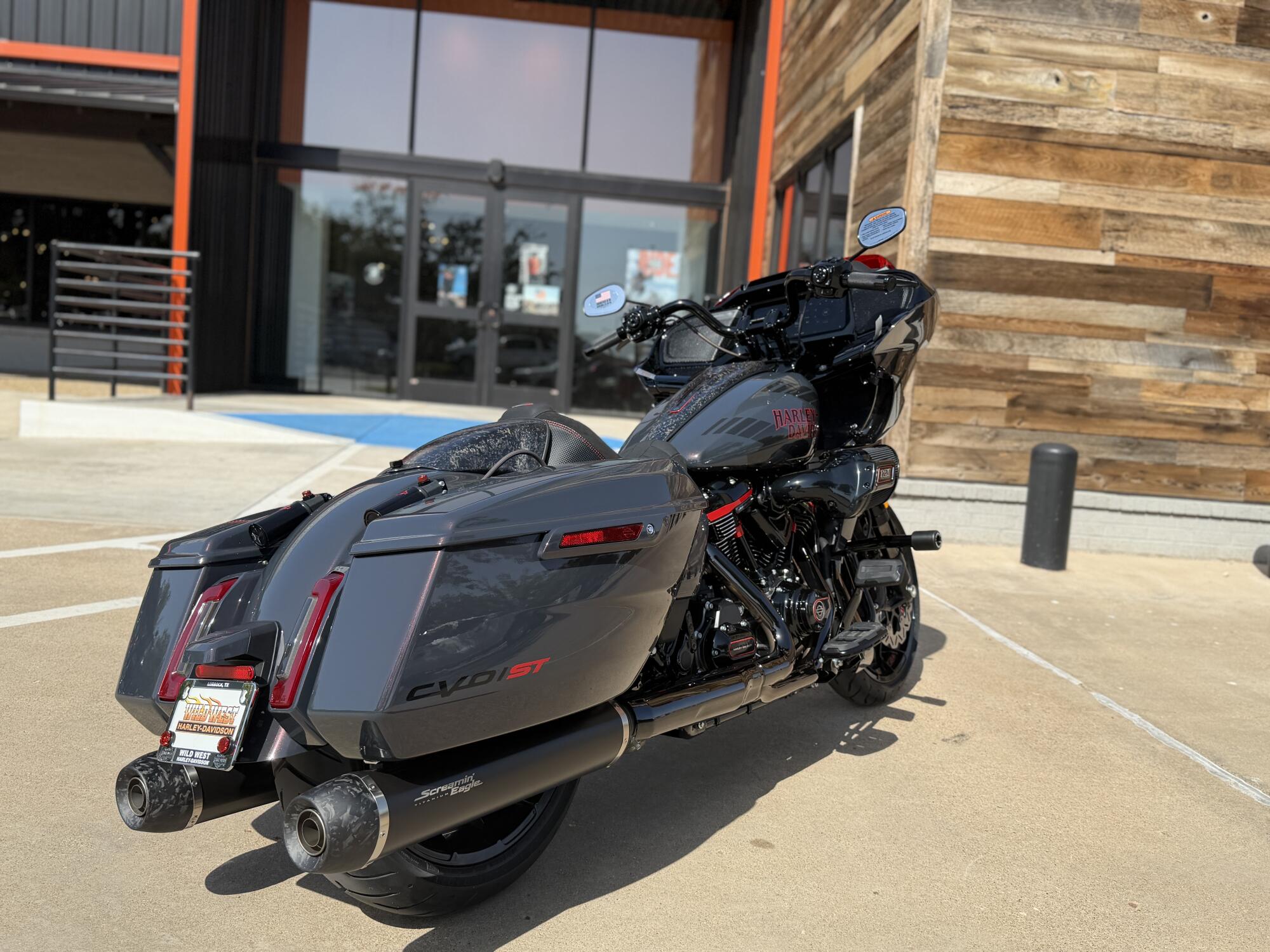 2026 Harley-Davidson® CVO Road Glide ST Inferno Gray, photo 8