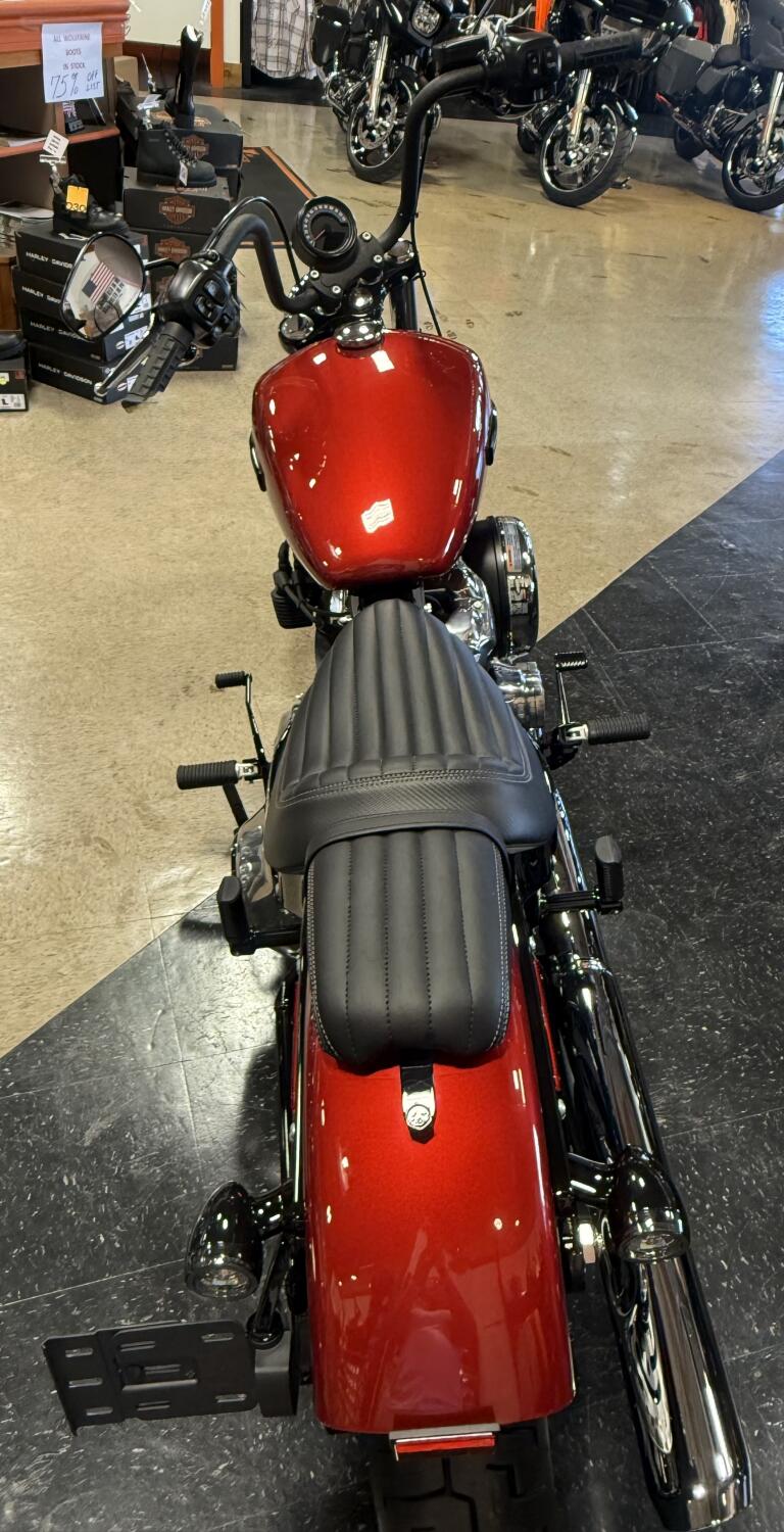 2026 Harley-Davidson® Street Bob® Brilliant Red Chrome Laced Wheels, photo 3