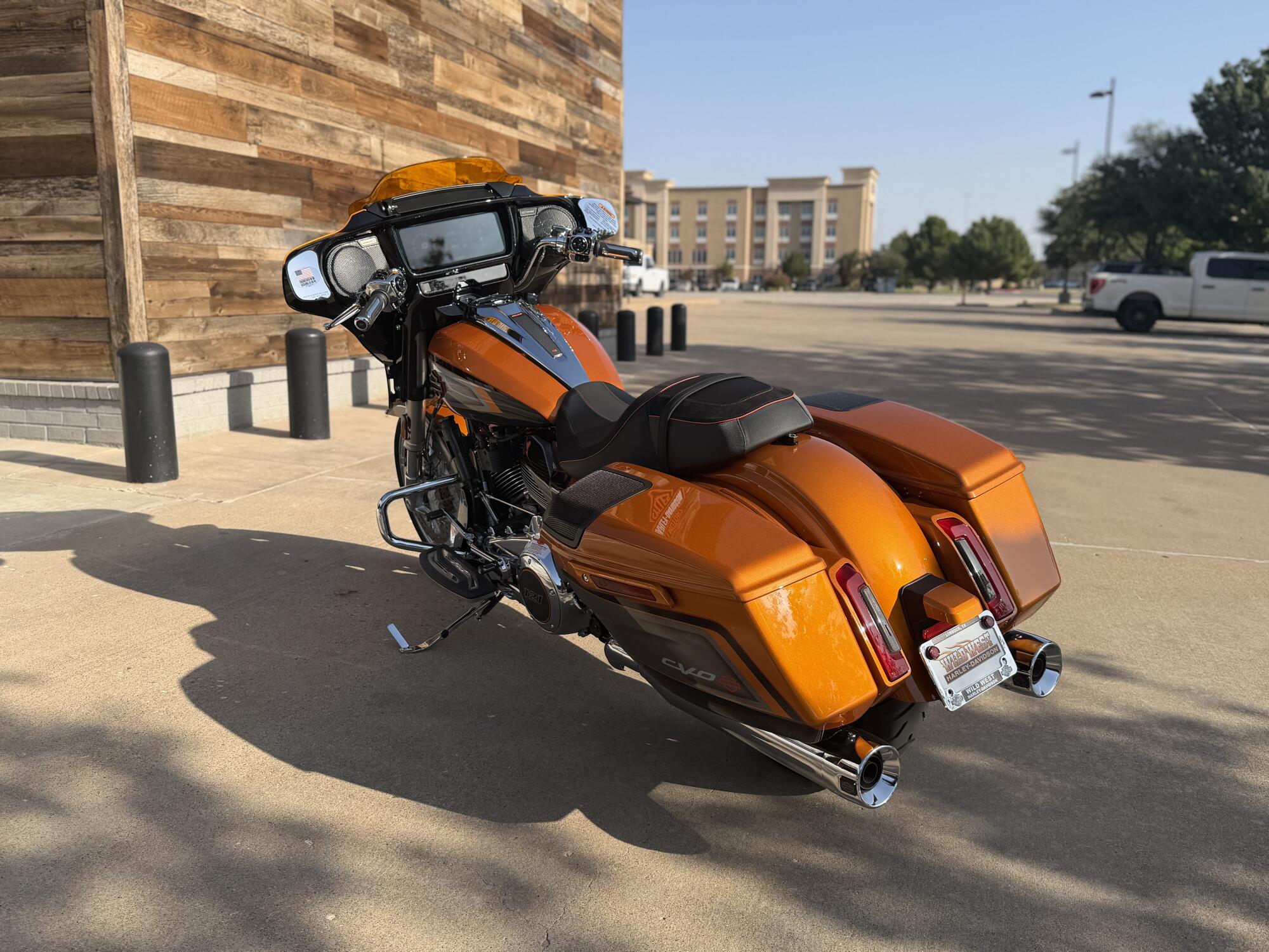 2026 Harley-Davidson® CVO Street Glide Torched Orange CVO Tri-Tone, photo 6
