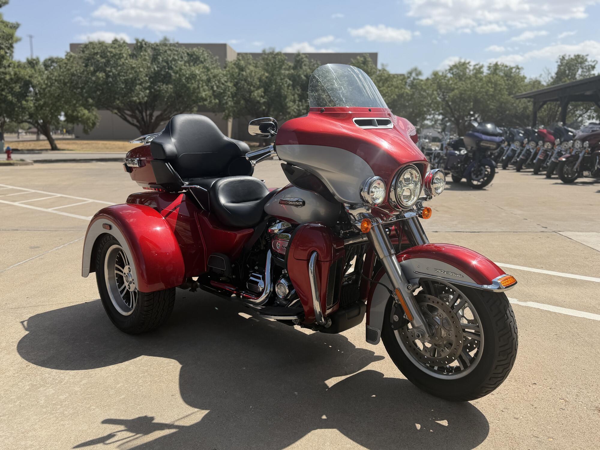 2019 Harley-Davidson® Tri Glide® Ultra Wicked Red/Barracuda Silver, photo 2