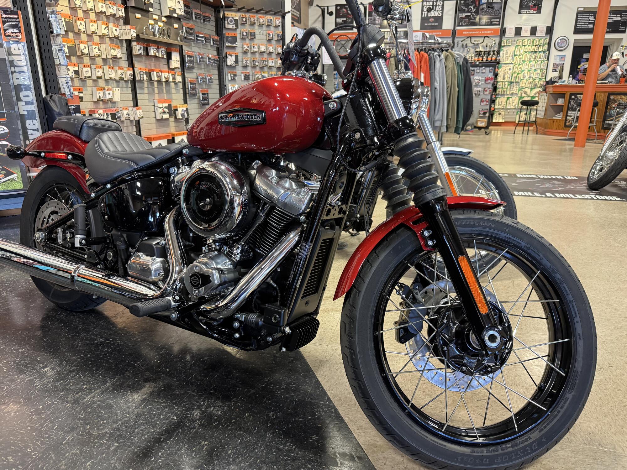 2026 Harley-Davidson® Street Bob® Brilliant Red Chrome Laced Wheels