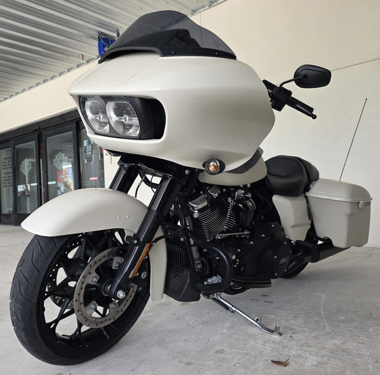 2022 Harley-Davidson® Road Glide® Special White Sand Pearl - Black Finish, photo 13