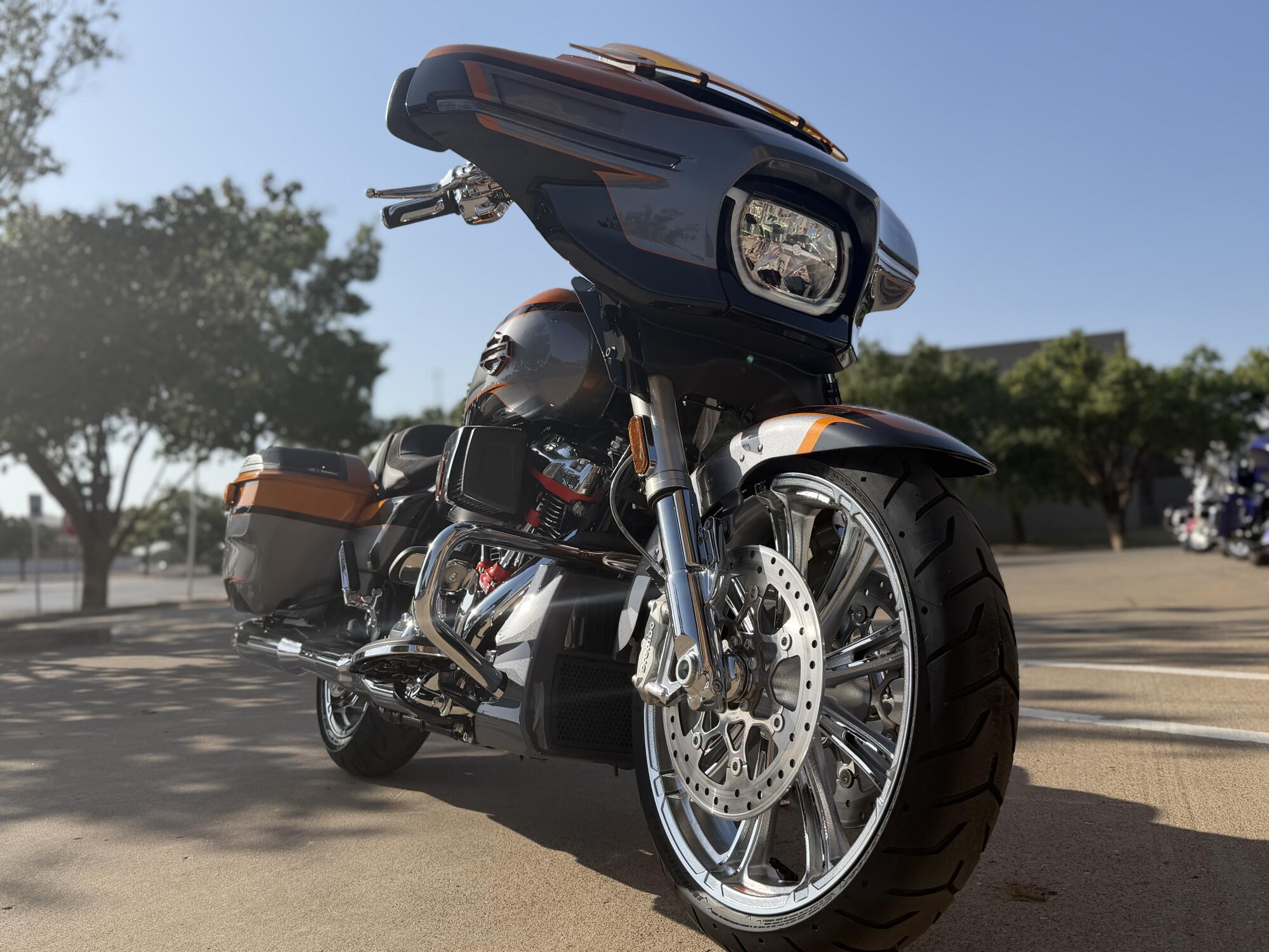 2026 Harley-Davidson® CVO Street Glide Torched Orange CVO Tri-Tone, photo 9