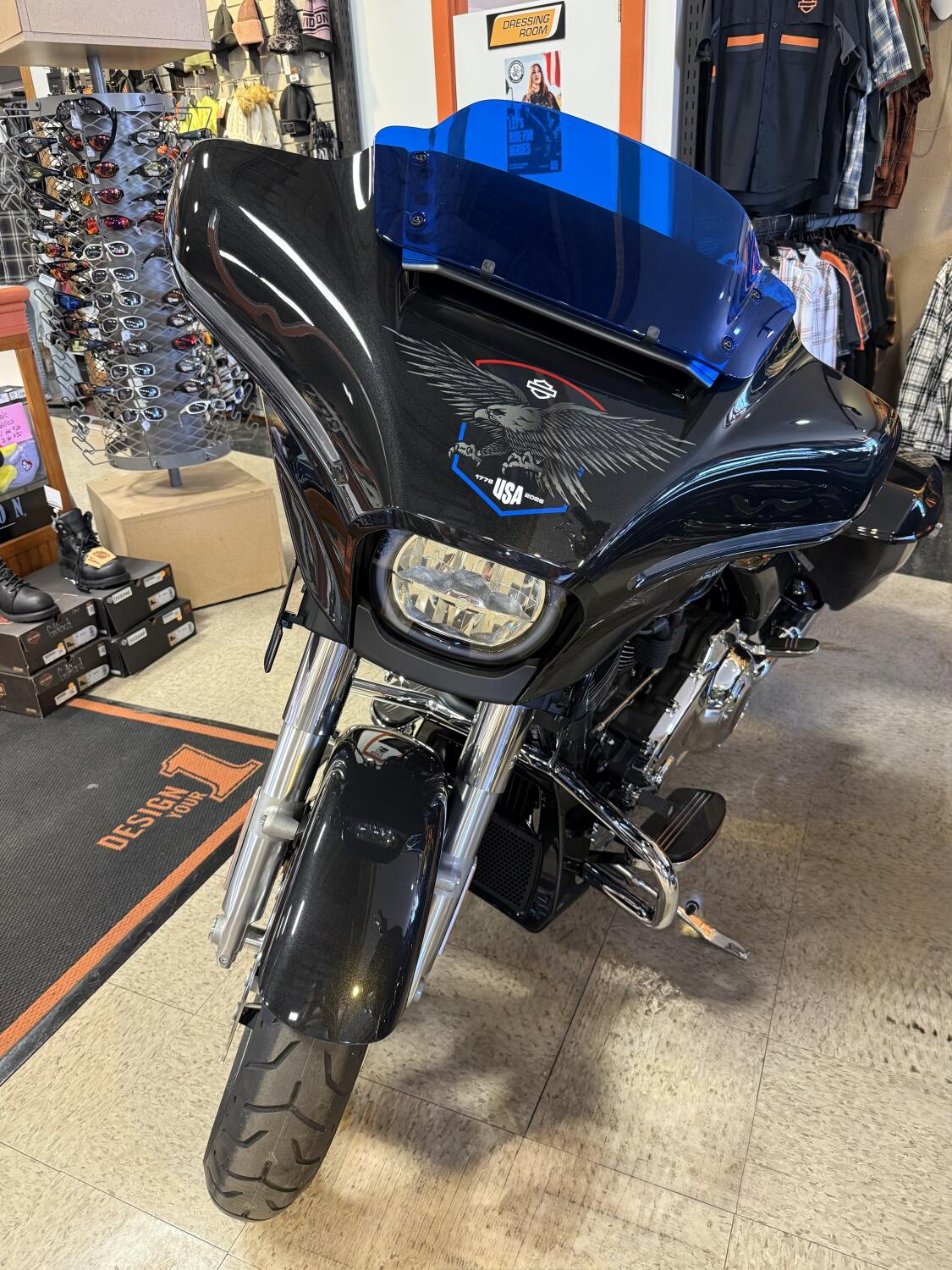 2026 Harley-Davidson® Street Glide® Midnight Ember Chrome Trim, photo 3
