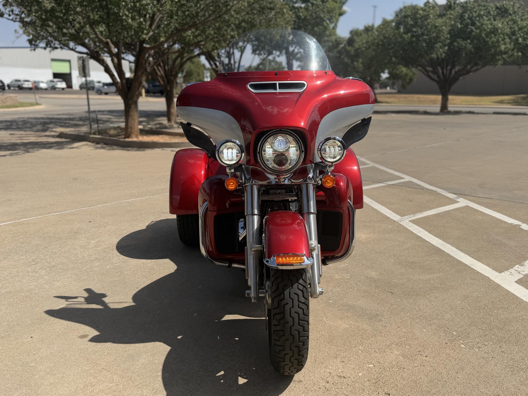2019 Harley-Davidson® Tri Glide® Ultra Wicked Red/Barracuda Silver, photo 3