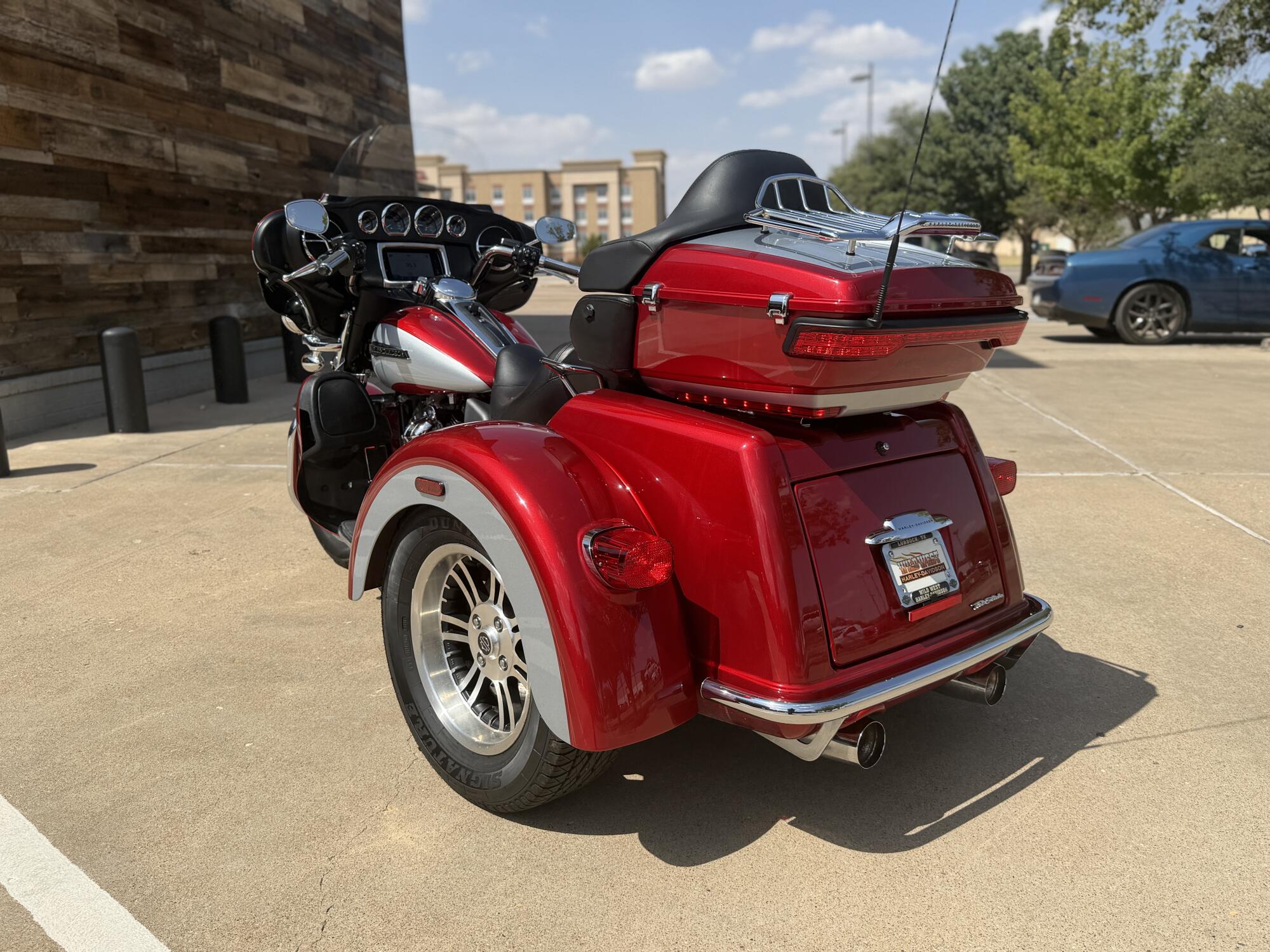 2019 Harley-Davidson® Tri Glide® Ultra Wicked Red/Barracuda Silver, photo 6