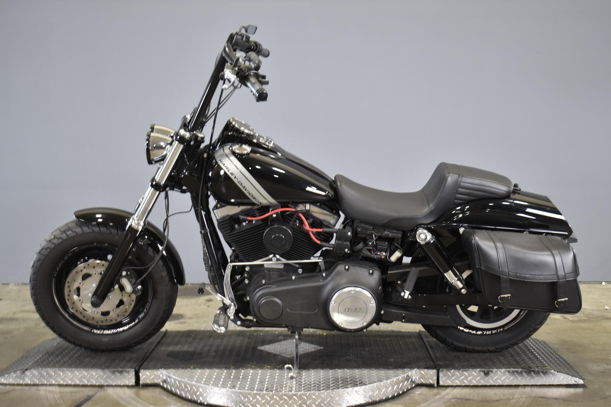 2017 Harley-Davidson® Fat Bob® Vivid Black, photo 5