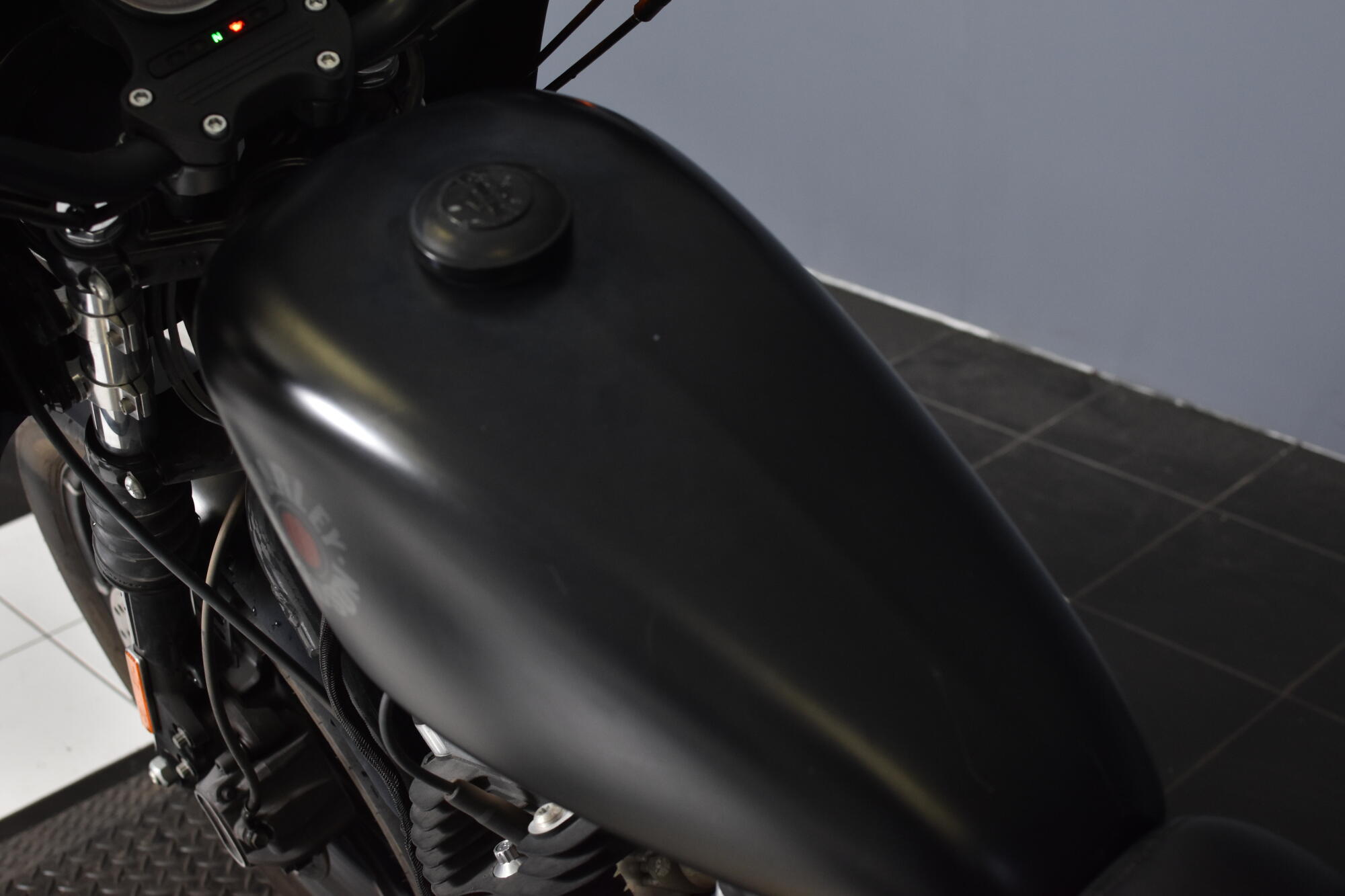 2020 Harley-Davidson® Iron 883™ Black Denim XL883N, photo 15