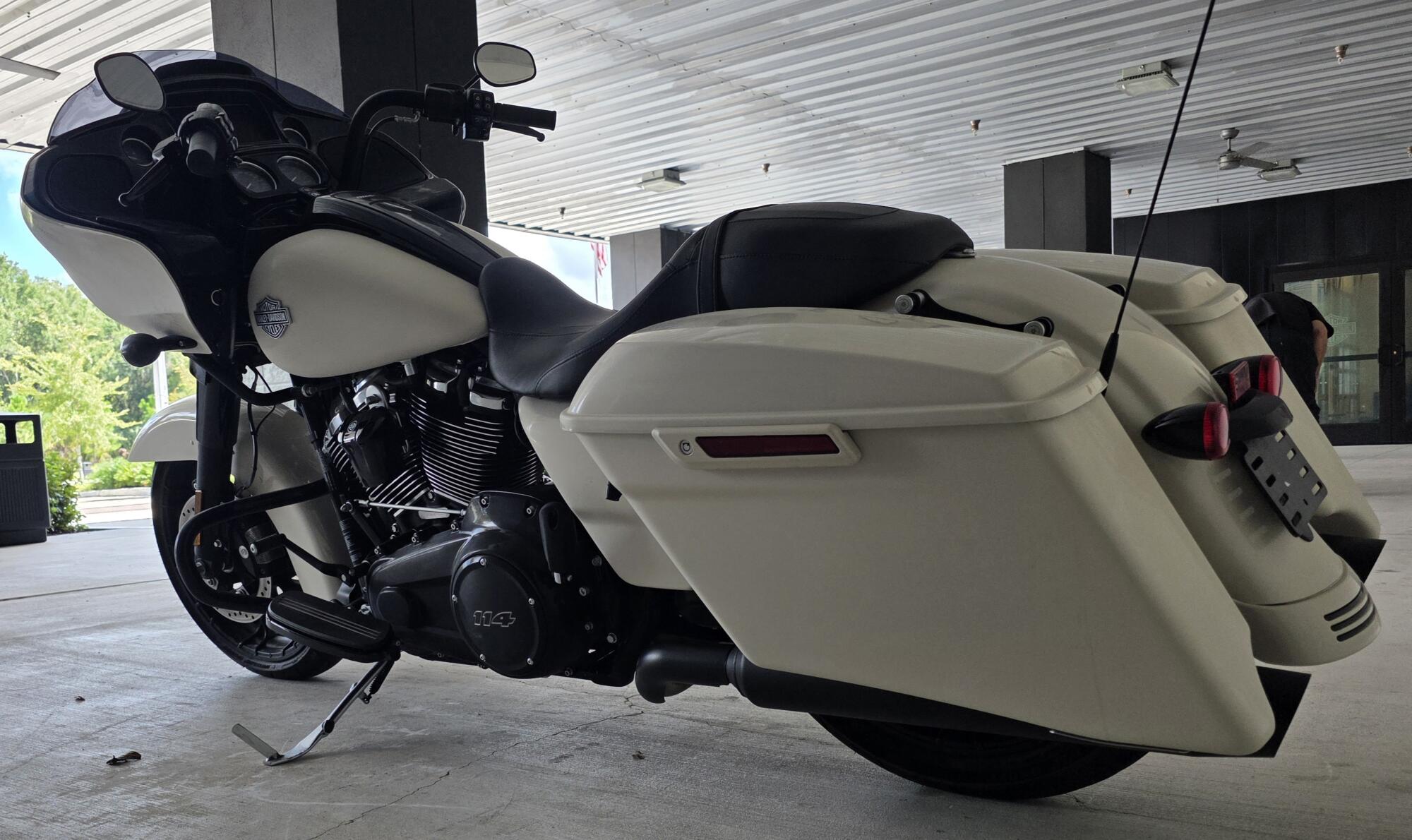 2022 Harley-Davidson® Road Glide® Special White Sand Pearl - Black Finish, photo 10