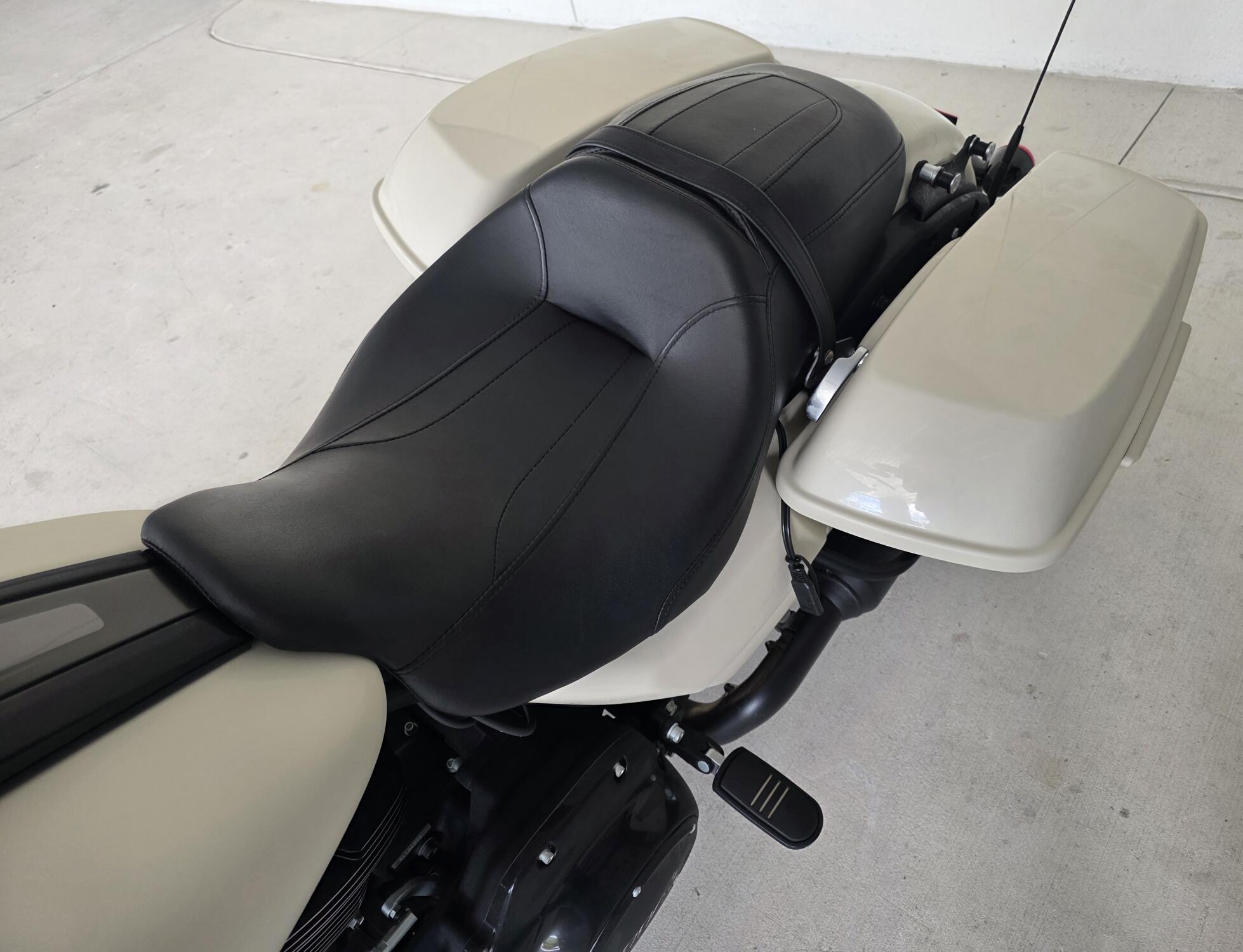 2022 Harley-Davidson® Road Glide® Special White Sand Pearl - Black Finish, photo 11