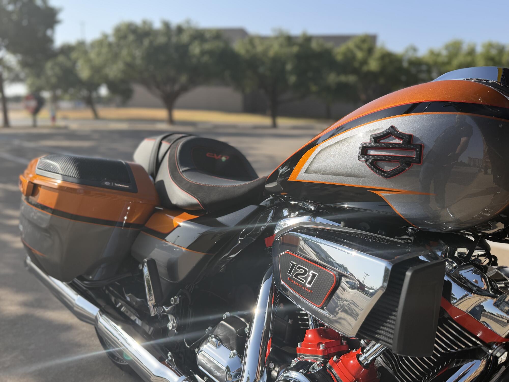 2026 Harley-Davidson® CVO Street Glide Torched Orange CVO Tri-Tone, photo 10