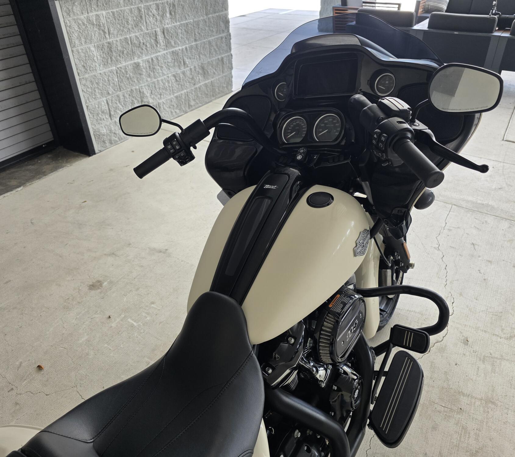 2022 Harley-Davidson® Road Glide® Special White Sand Pearl - Black Finish, photo 7