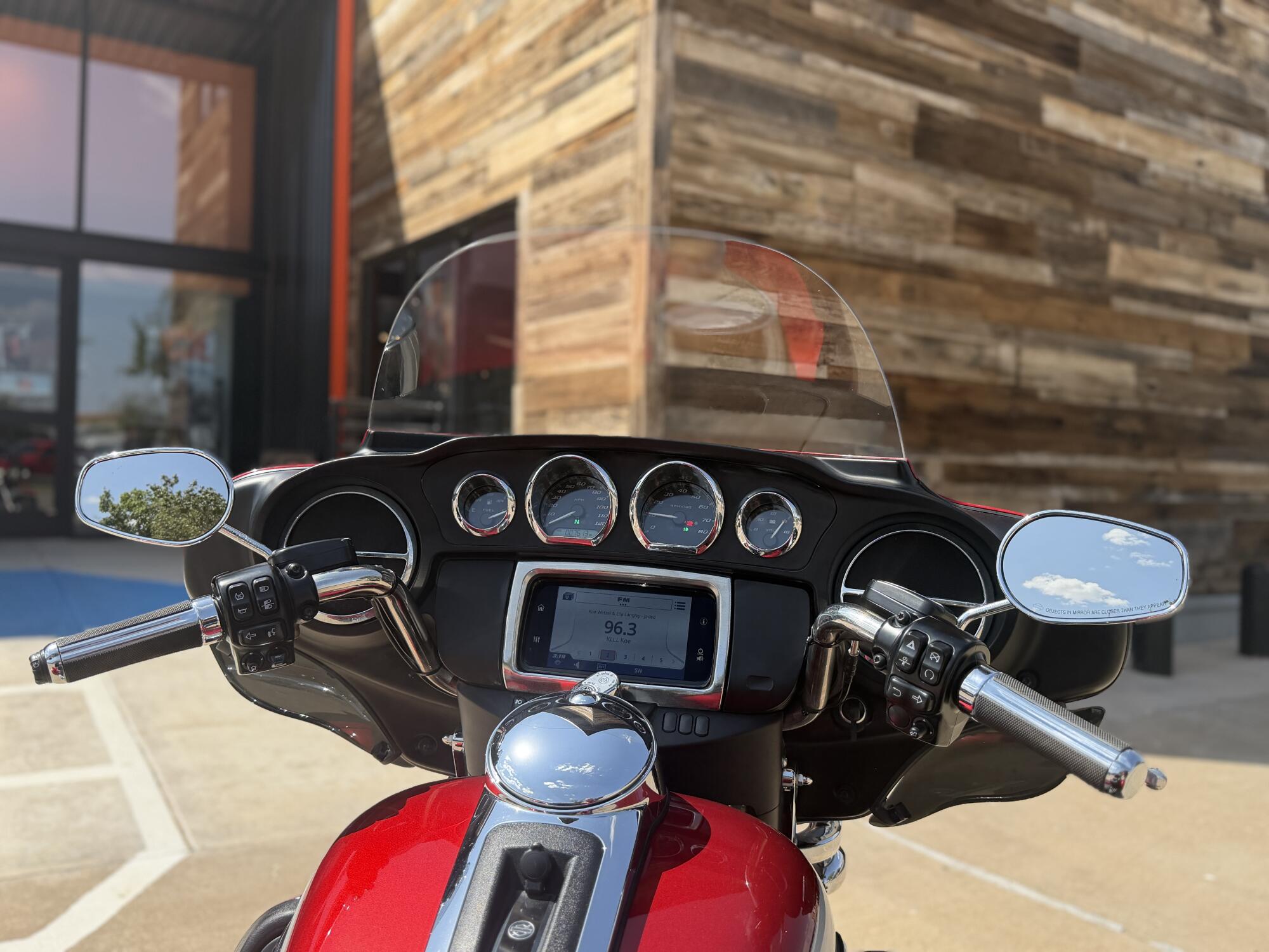 2019 Harley-Davidson® Tri Glide® Ultra Wicked Red/Barracuda Silver, photo 10