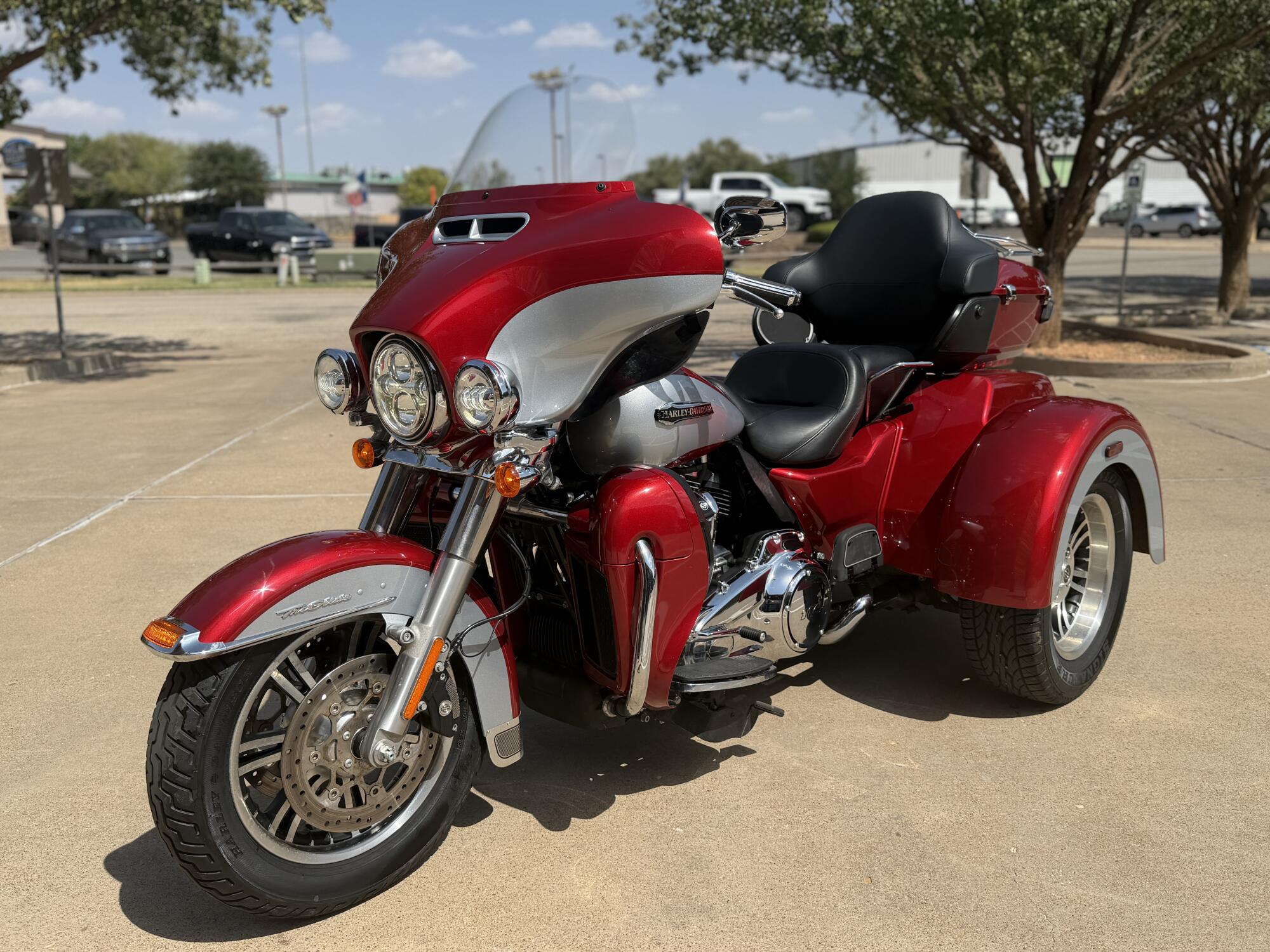 2019 Harley-Davidson® Tri Glide® Ultra Wicked Red/Barracuda Silver, photo 4