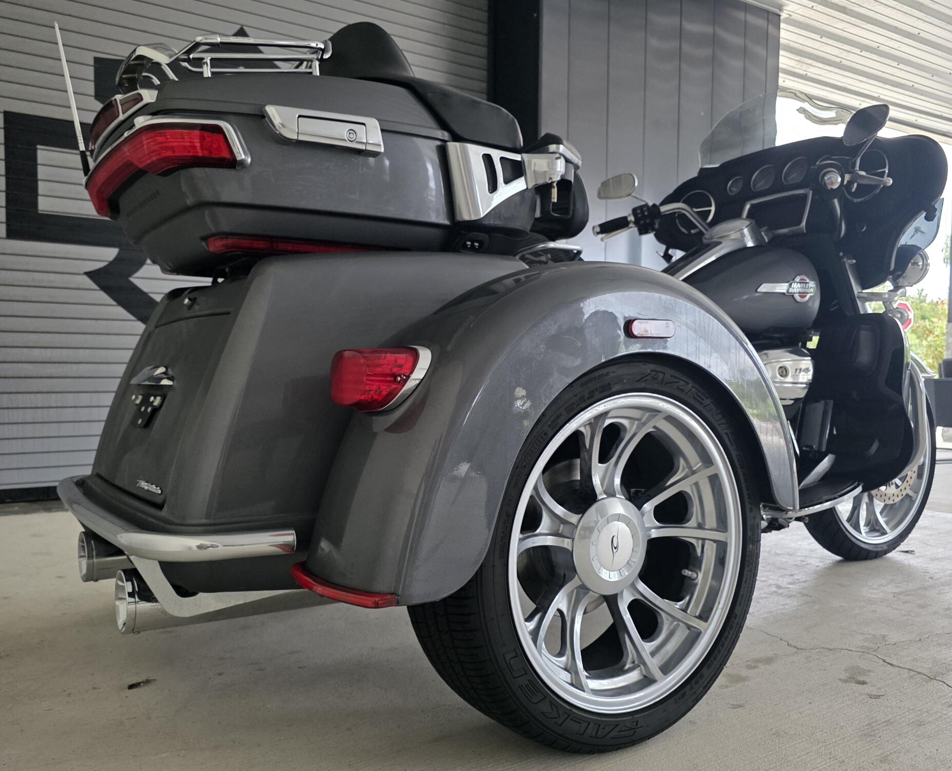 2022 Harley-Davidson® Tri Glide® Ultra Gauntlet Gray Metallic/Vivid Black, photo 7